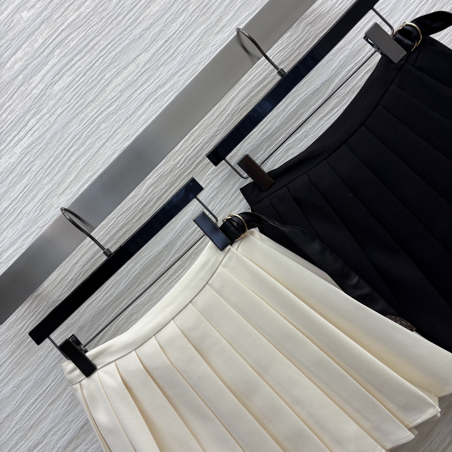 L家 25秋冬新款 含羊毛百褶半裙 经典的百褶裙 超级有学院少女的减龄感 字母logo彰显品牌魅力 简约