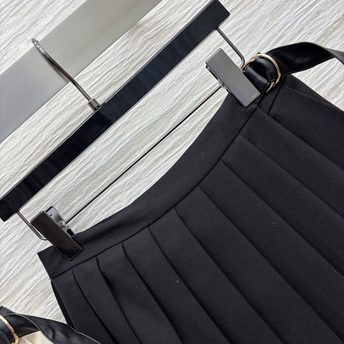 L家 25秋冬新款 含羊毛百褶半裙 经典的百褶裙 超级有学院少女的减龄感 字母logo彰显品牌魅力 简约