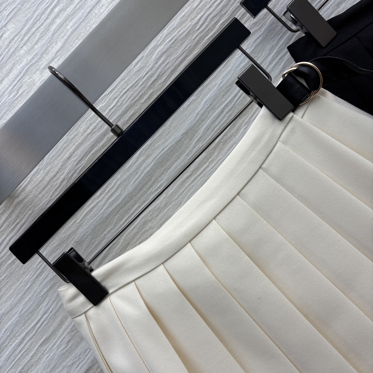 L家 25秋冬新款 含羊毛百褶半裙 经典的百褶裙 超级有学院少女的减龄感 字母logo彰显品牌魅力 简约