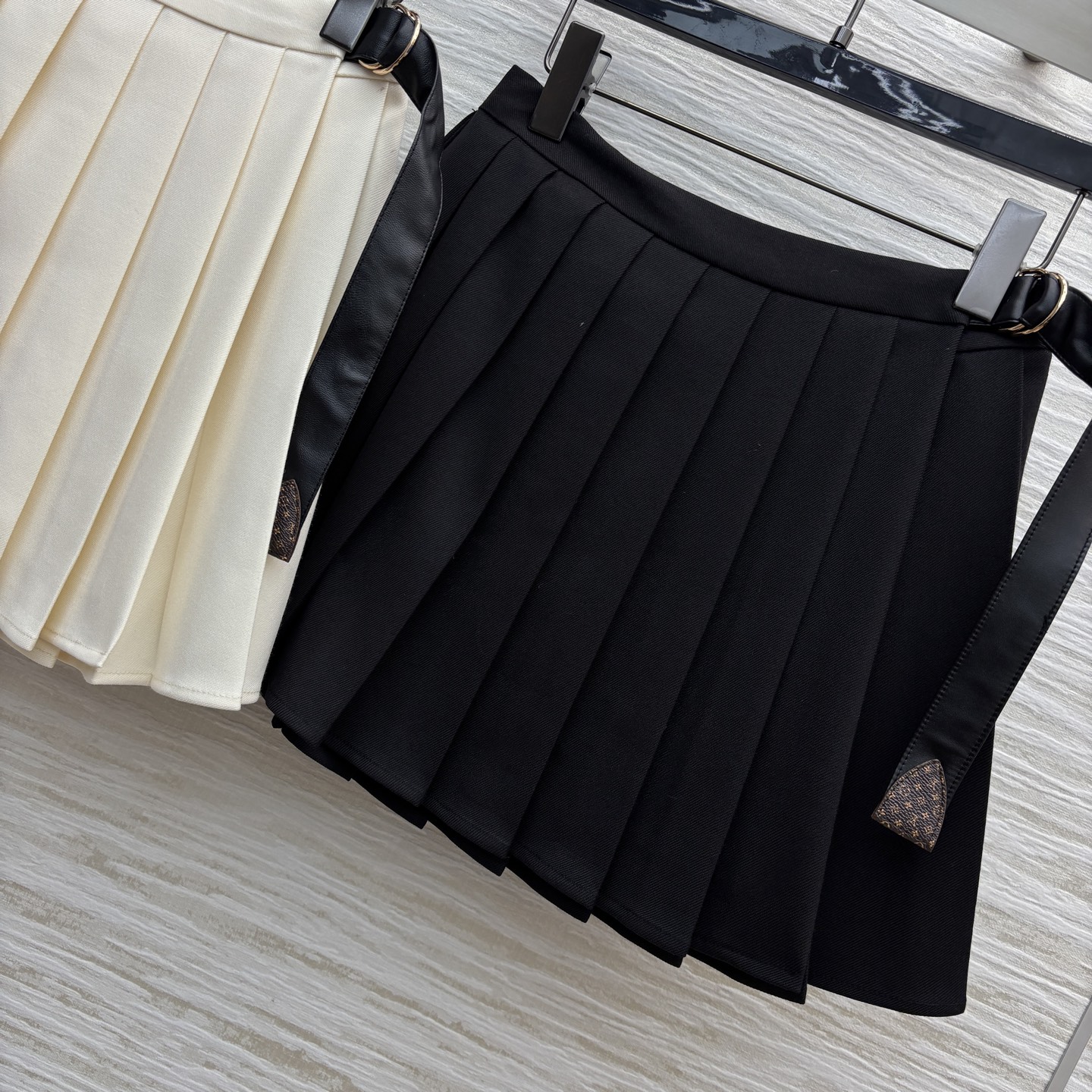 L家 25秋冬新款 含羊毛百褶半裙 经典的百褶裙 超级有学院少女的减龄感 字母logo彰显品牌魅力 简约