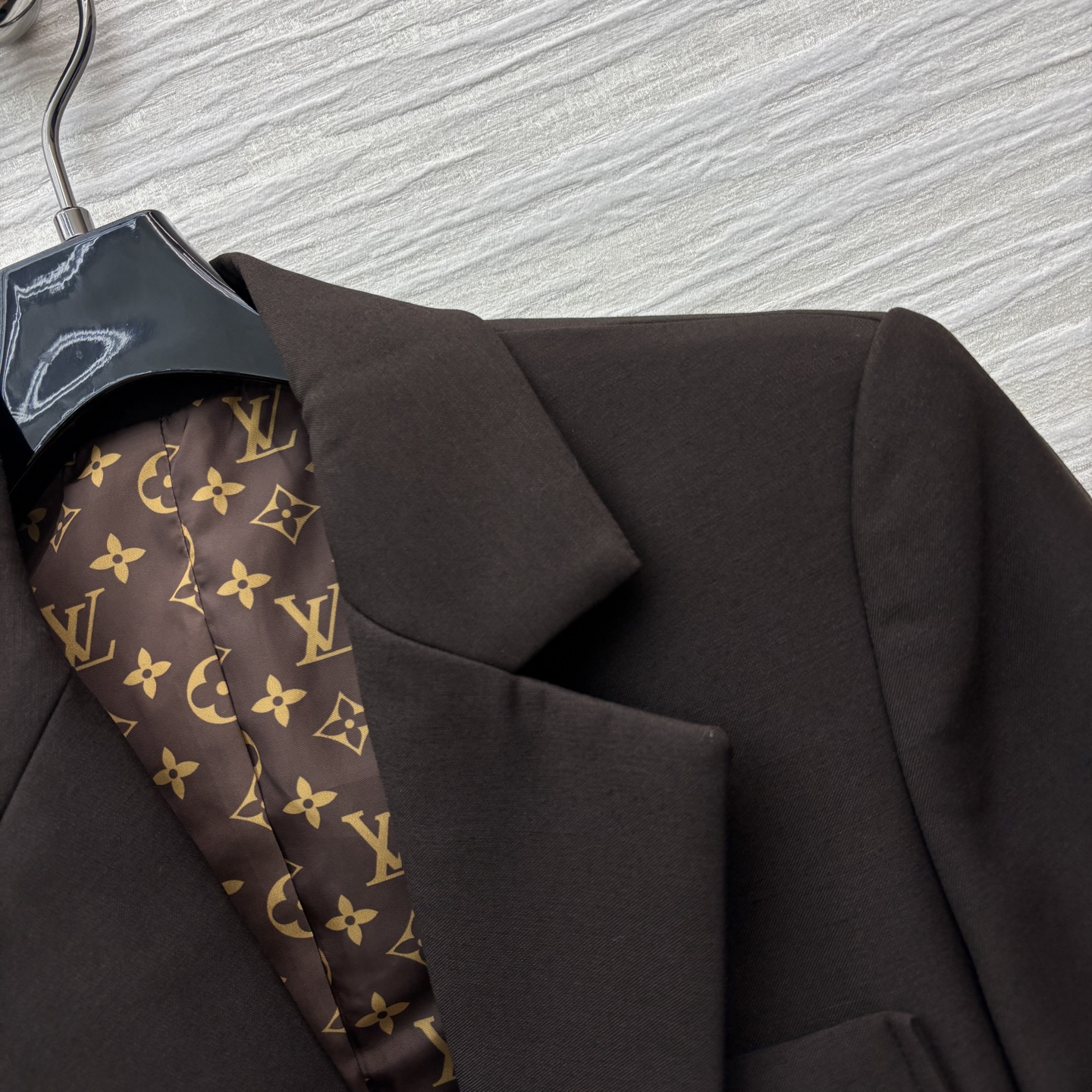 L家 25早秋新款 老花内衬西装外套 立体廓形剪裁 宽松舒适不挑人 上身就是满满的高级感 拉链点缀 双口