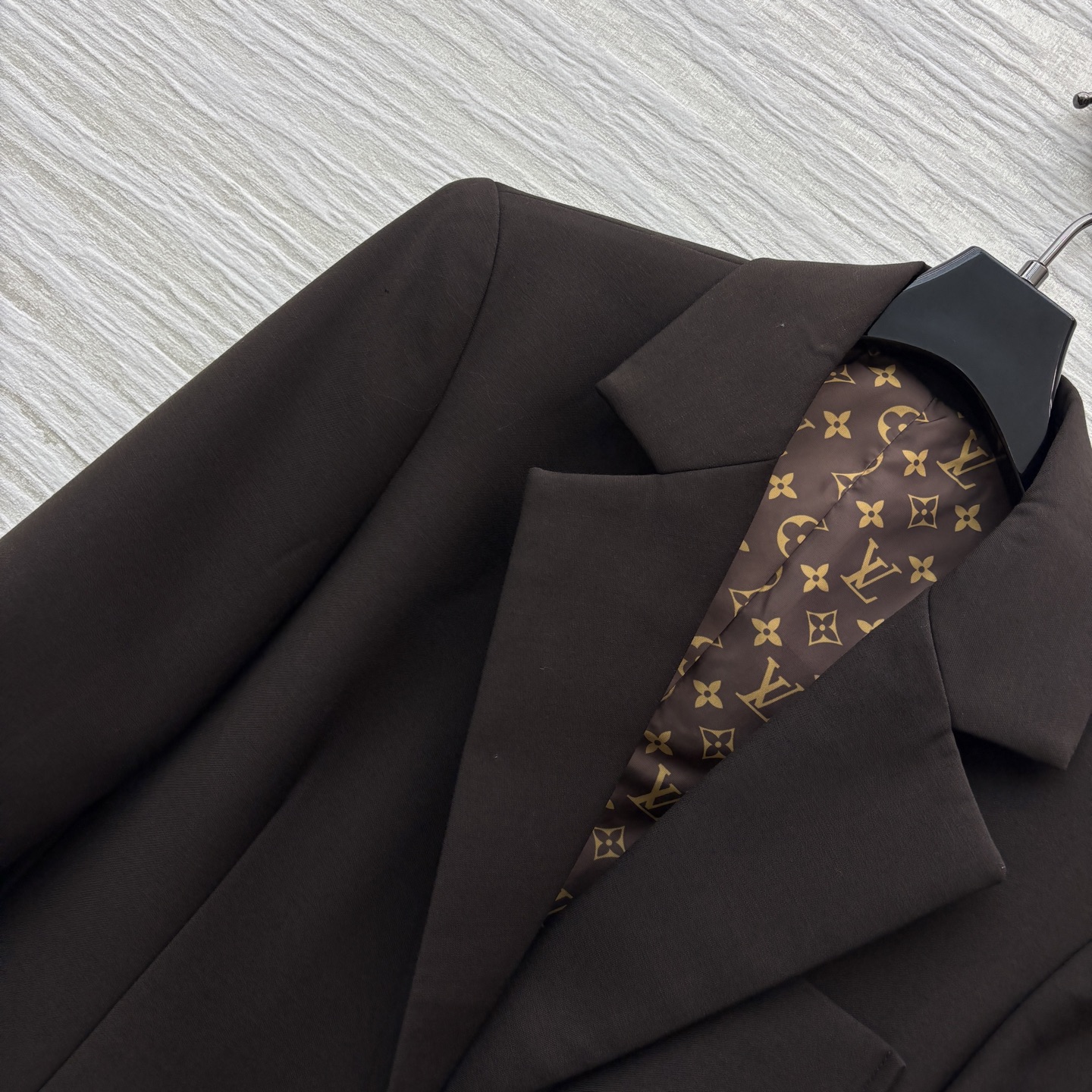 L家 25早秋新款 老花内衬西装外套 立体廓形剪裁 宽松舒适不挑人 上身就是满满的高级感 拉链点缀 双口