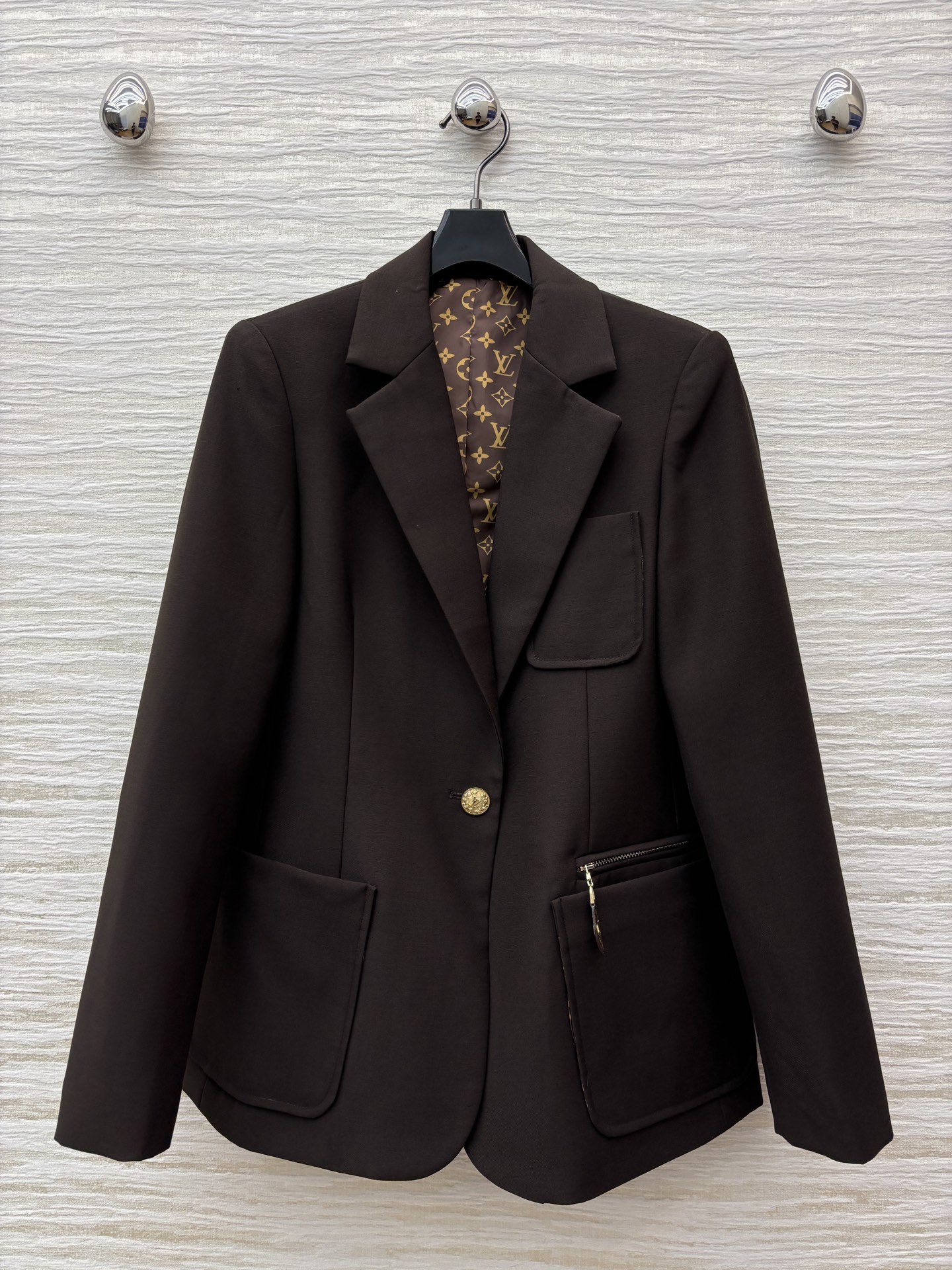 L家 25早秋新款 老花内衬西装外套 立体廓形剪裁 宽松舒适不挑人 上身就是满满的高级感 拉链点缀 双口