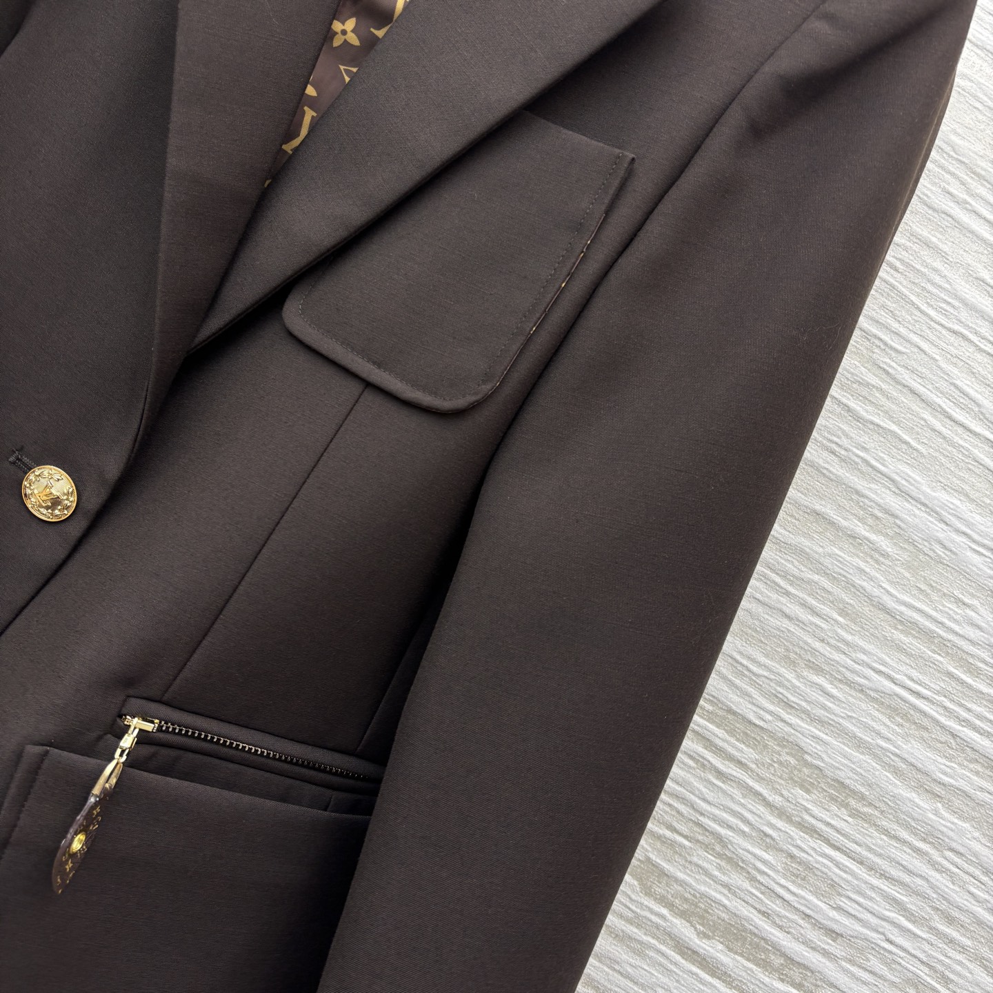 L家 25早秋新款 老花内衬西装外套 立体廓形剪裁 宽松舒适不挑人 上身就是满满的高级感 拉链点缀 双口