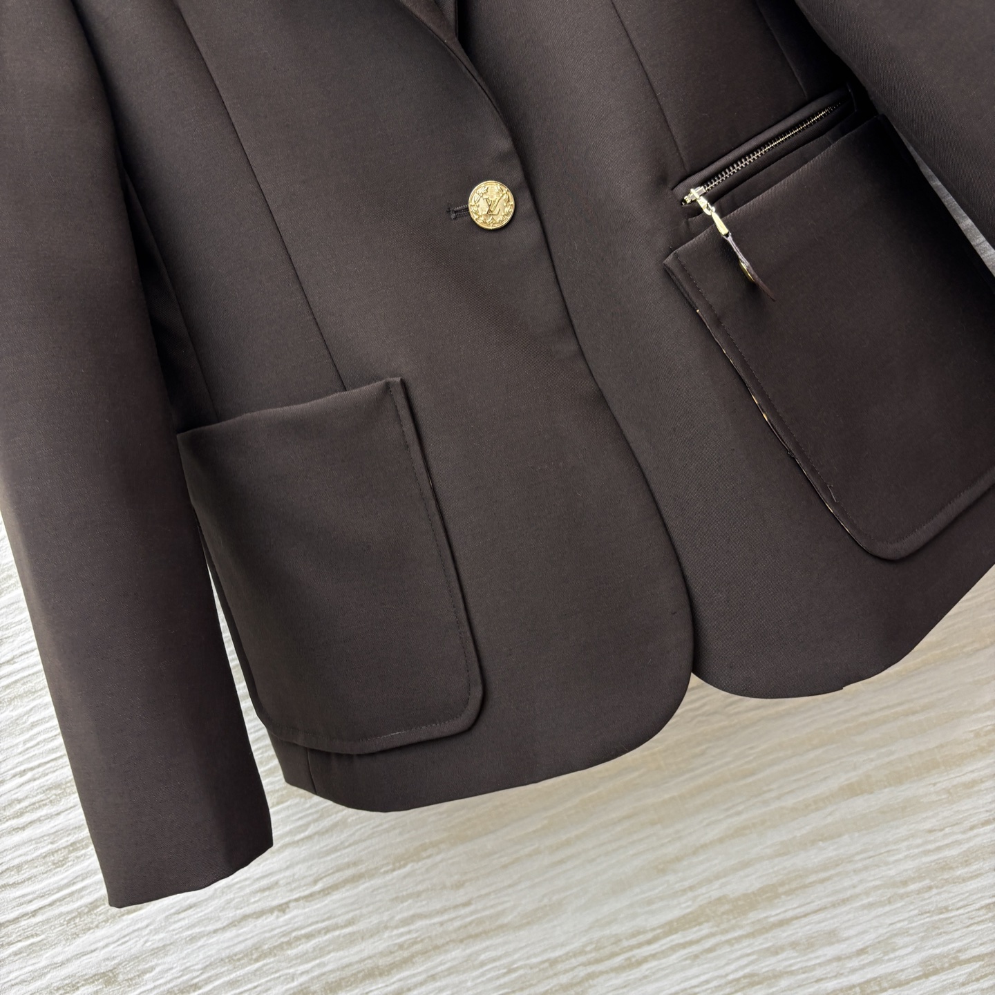 L家 25早秋新款 老花内衬西装外套 立体廓形剪裁 宽松舒适不挑人 上身就是满满的高级感 拉链点缀 双口