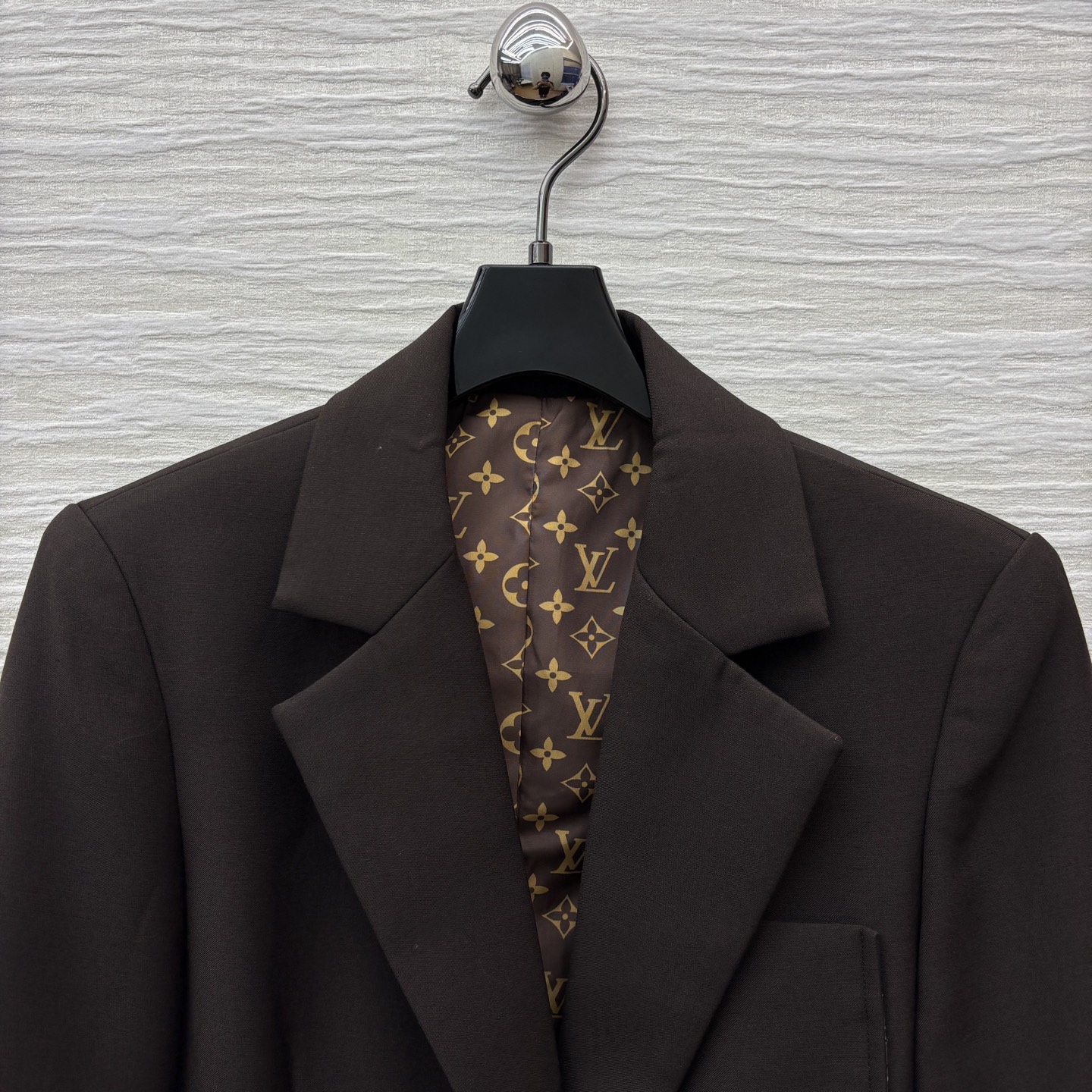 L家 25早秋新款 老花内衬西装外套 立体廓形剪裁 宽松舒适不挑人 上身就是满满的高级感 拉链点缀 双口