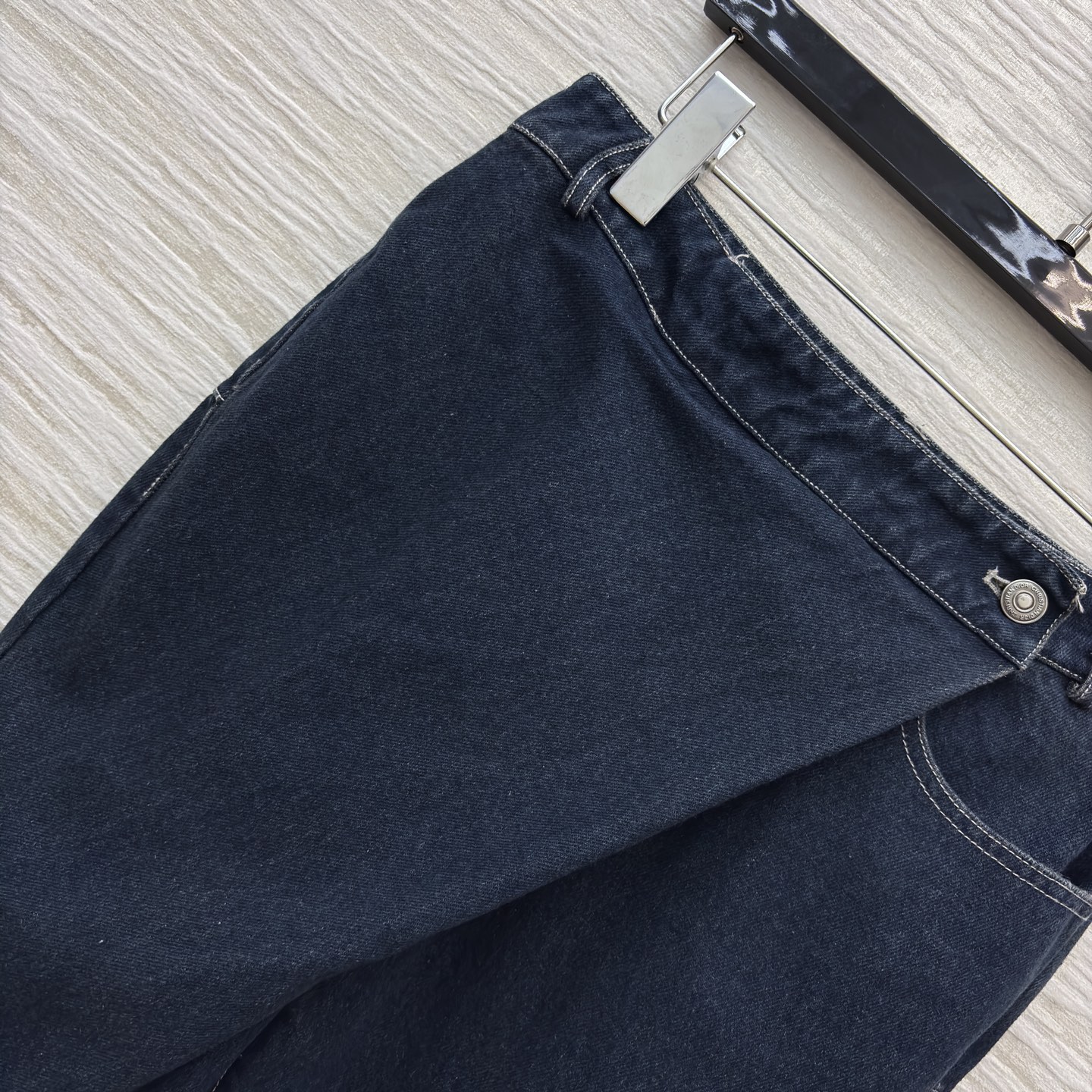 D家25新款 高腰不对称围裹直筒阔腿牛仔长裤 高腰阔腿裤型 上身超显大长腿 各种裤型都能驾驭的款 完美展