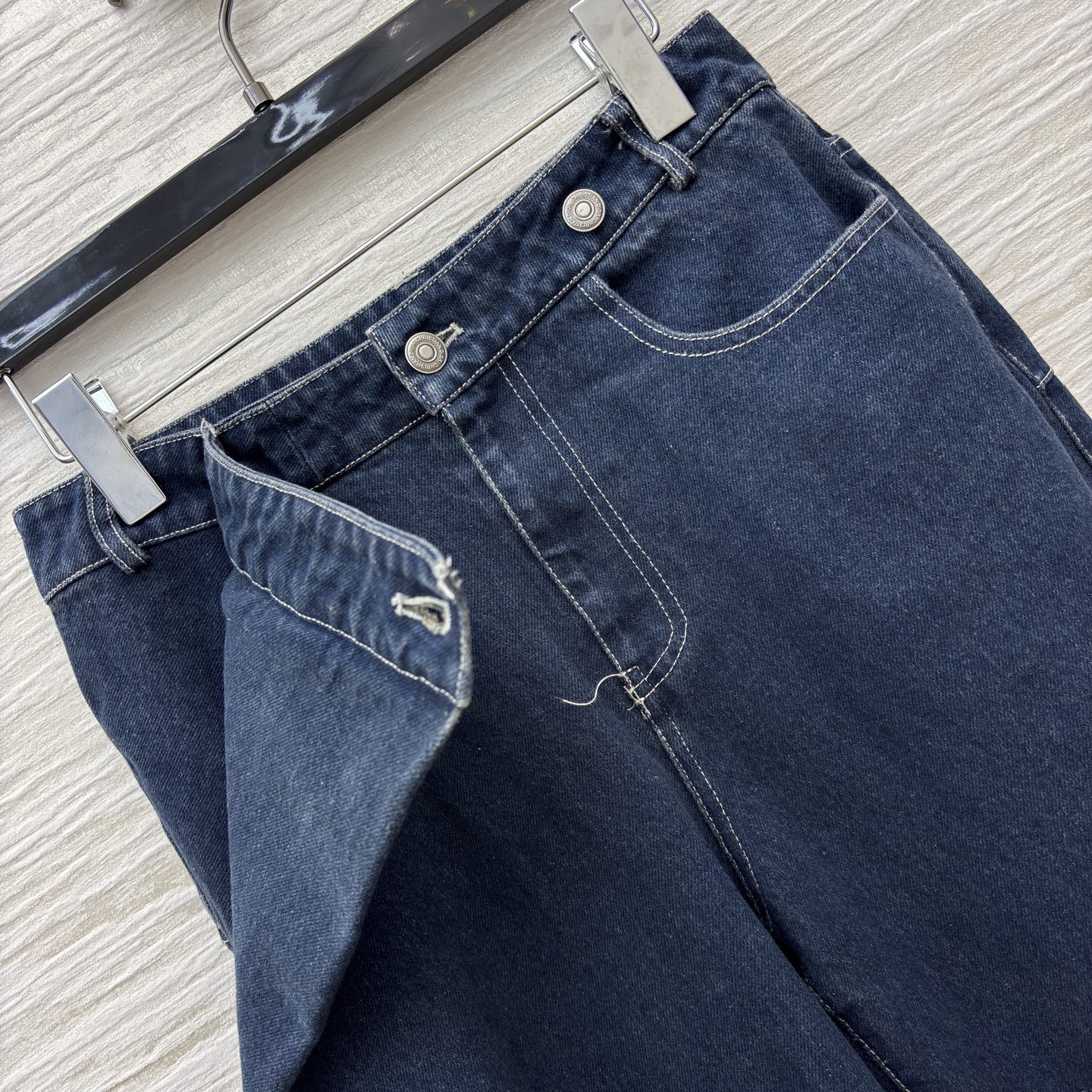 D家25新款 高腰不对称围裹直筒阔腿牛仔长裤 高腰阔腿裤型 上身超显大长腿 各种裤型都能驾驭的款 完美展