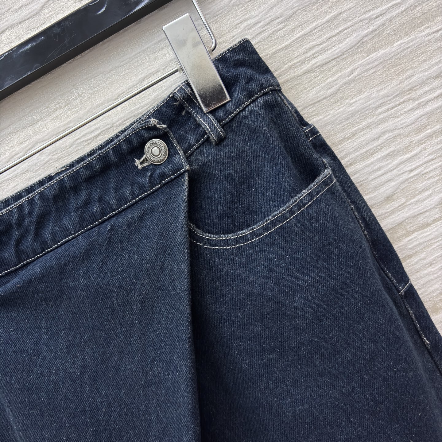 D家25新款 高腰不对称围裹直筒阔腿牛仔长裤 高腰阔腿裤型 上身超显大长腿 各种裤型都能驾驭的款 完美展