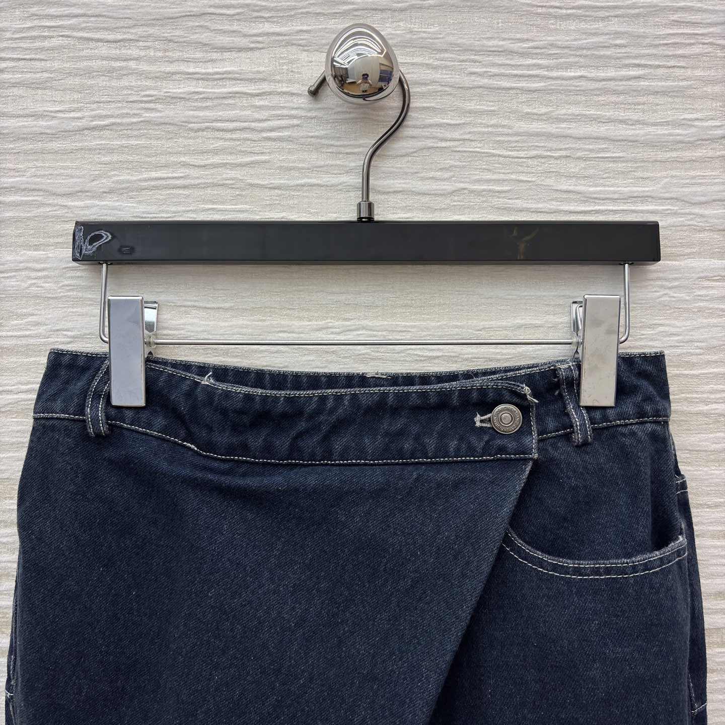 D家25新款 高腰不对称围裹直筒阔腿牛仔长裤 高腰阔腿裤型 上身超显大长腿 各种裤型都能驾驭的款 完美展