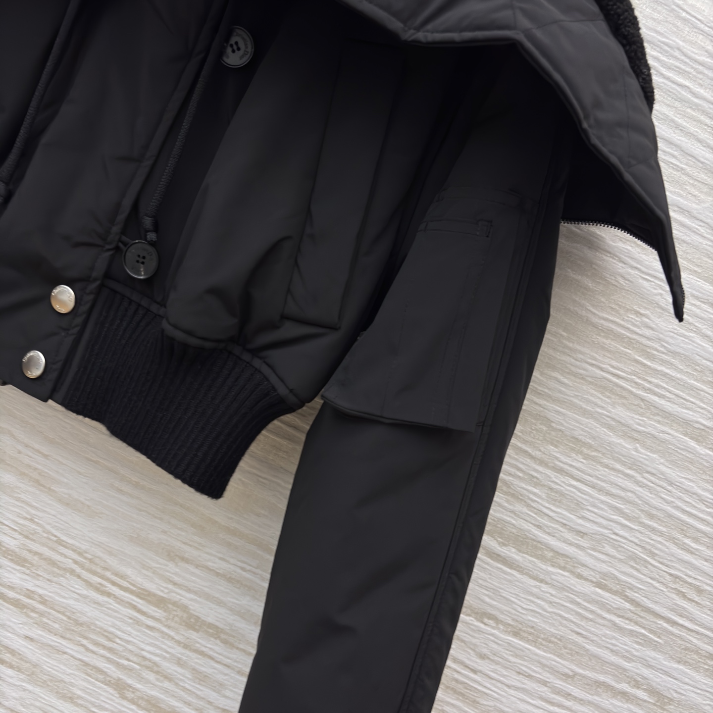 D家 25早秋新款 大翻领毛领棉服外套 大翻领短款棉服 重工绗缝设计 非常轻便不会笨重 保暖又很强大 重