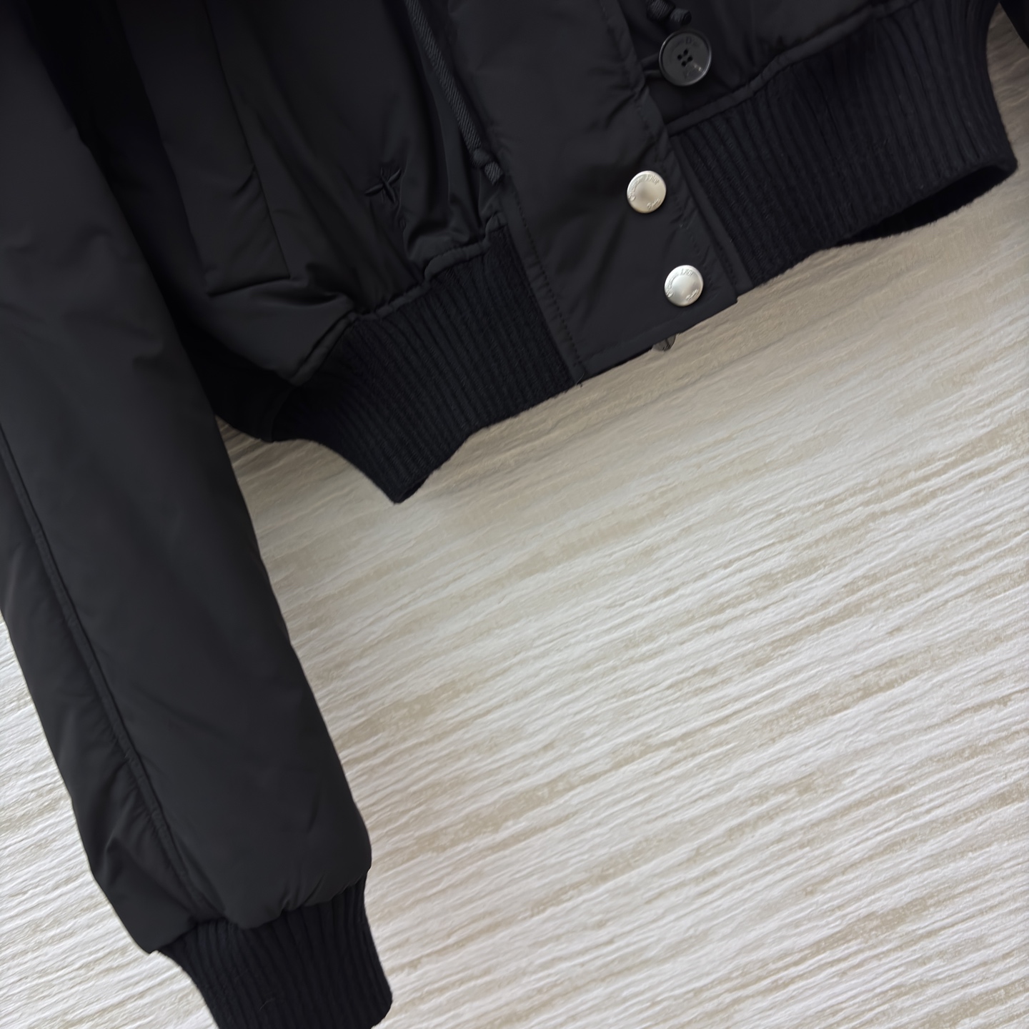 D家 25早秋新款 大翻领毛领棉服外套 大翻领短款棉服 重工绗缝设计 非常轻便不会笨重 保暖又很强大 重