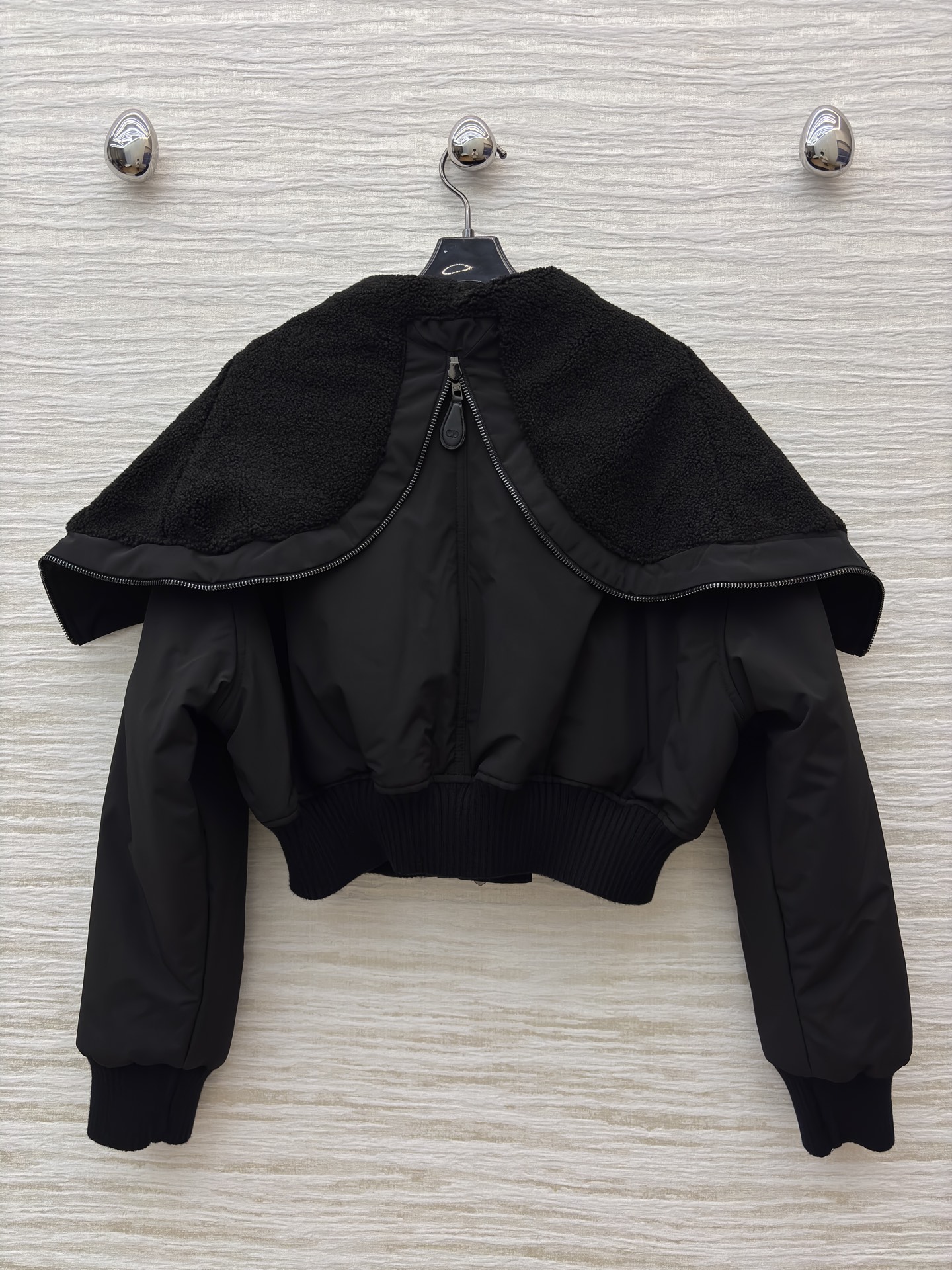 D家 25早秋新款 大翻领毛领棉服外套 大翻领短款棉服 重工绗缝设计 非常轻便不会笨重 保暖又很强大 重