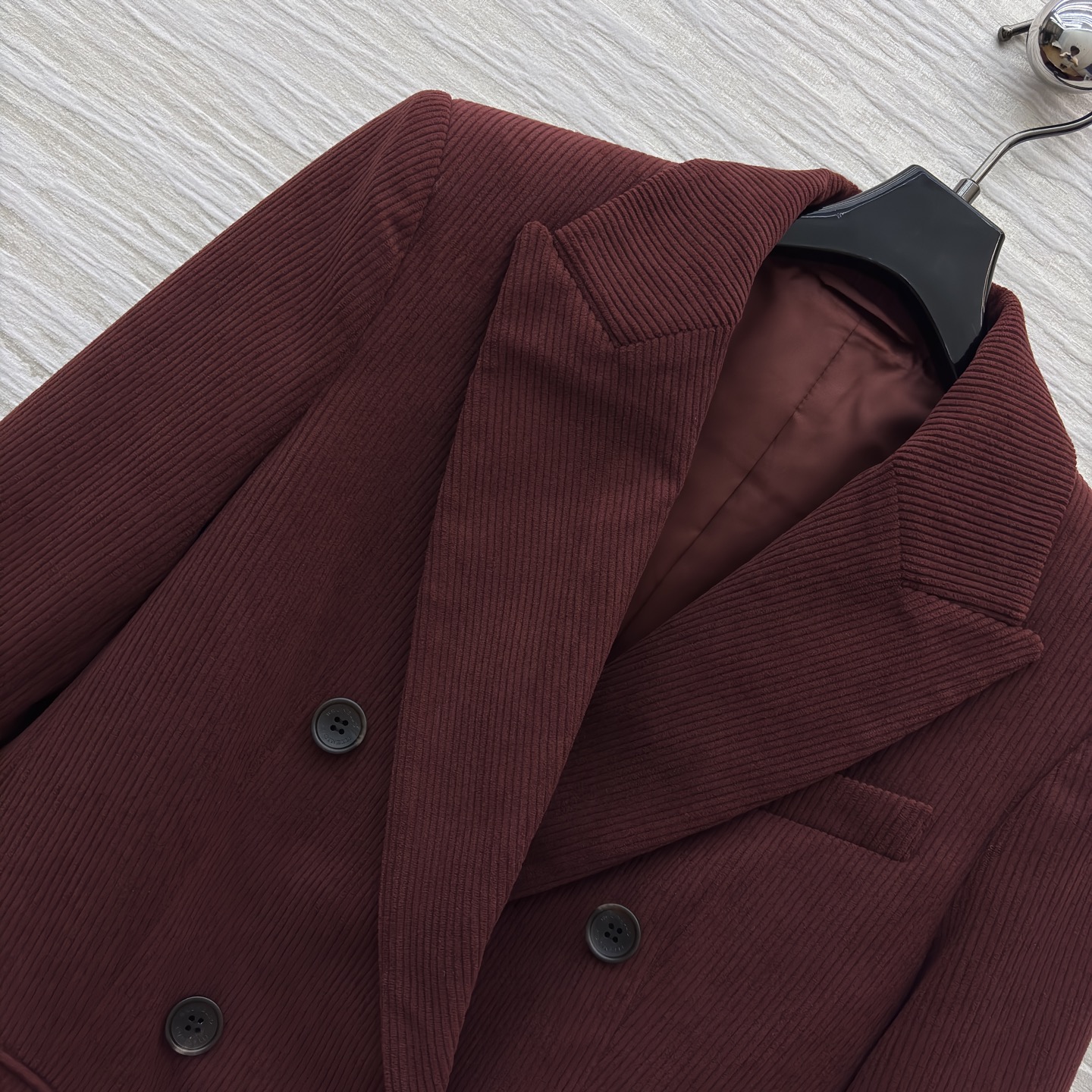 25秋冬 灯芯绒收腰西装外套 定制定染的灯芯绒面料 颜色很正 显白 上身一点也不俗气 搭配起来很时髦 版