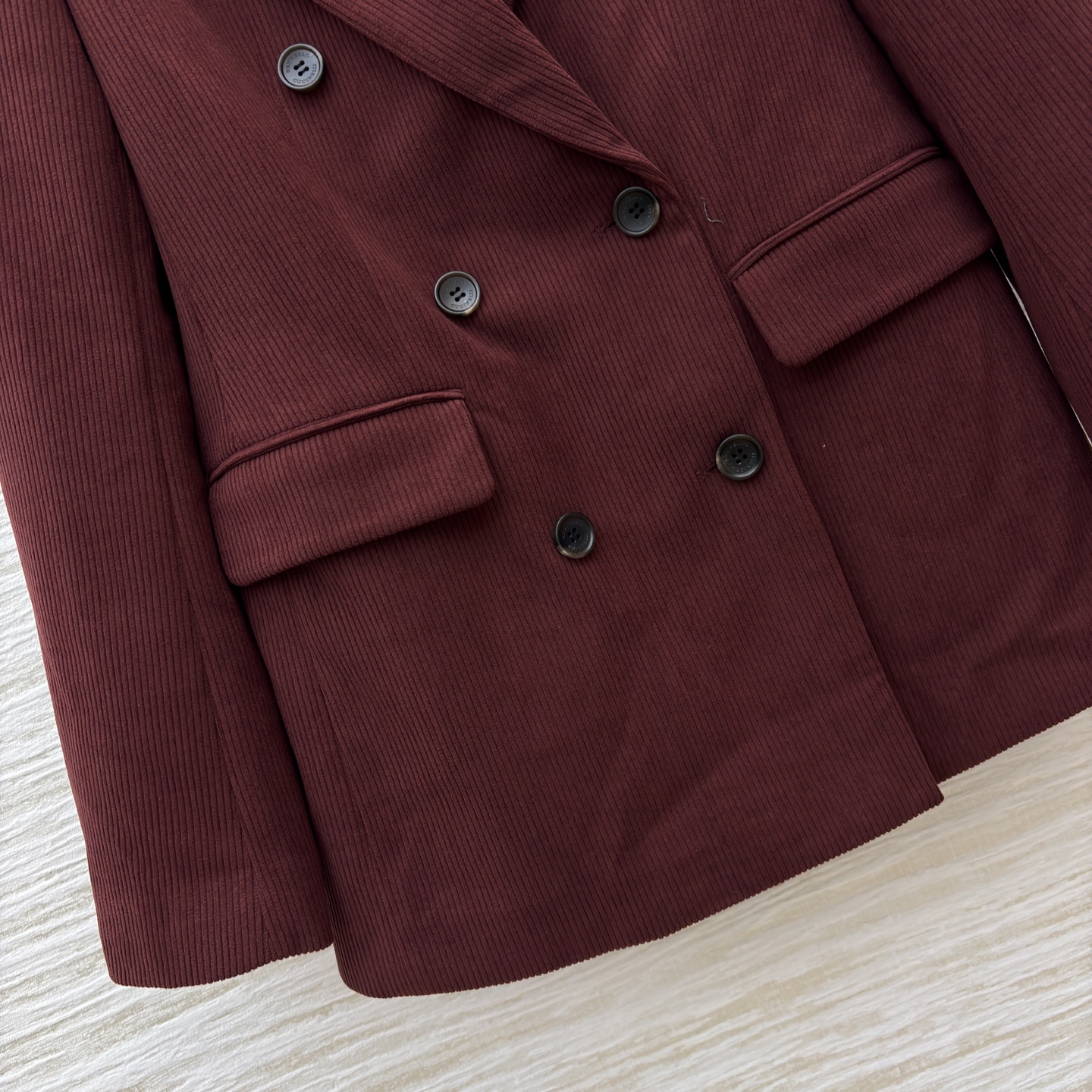 25秋冬 灯芯绒收腰西装外套 定制定染的灯芯绒面料 颜色很正 显白 上身一点也不俗气 搭配起来很时髦 版