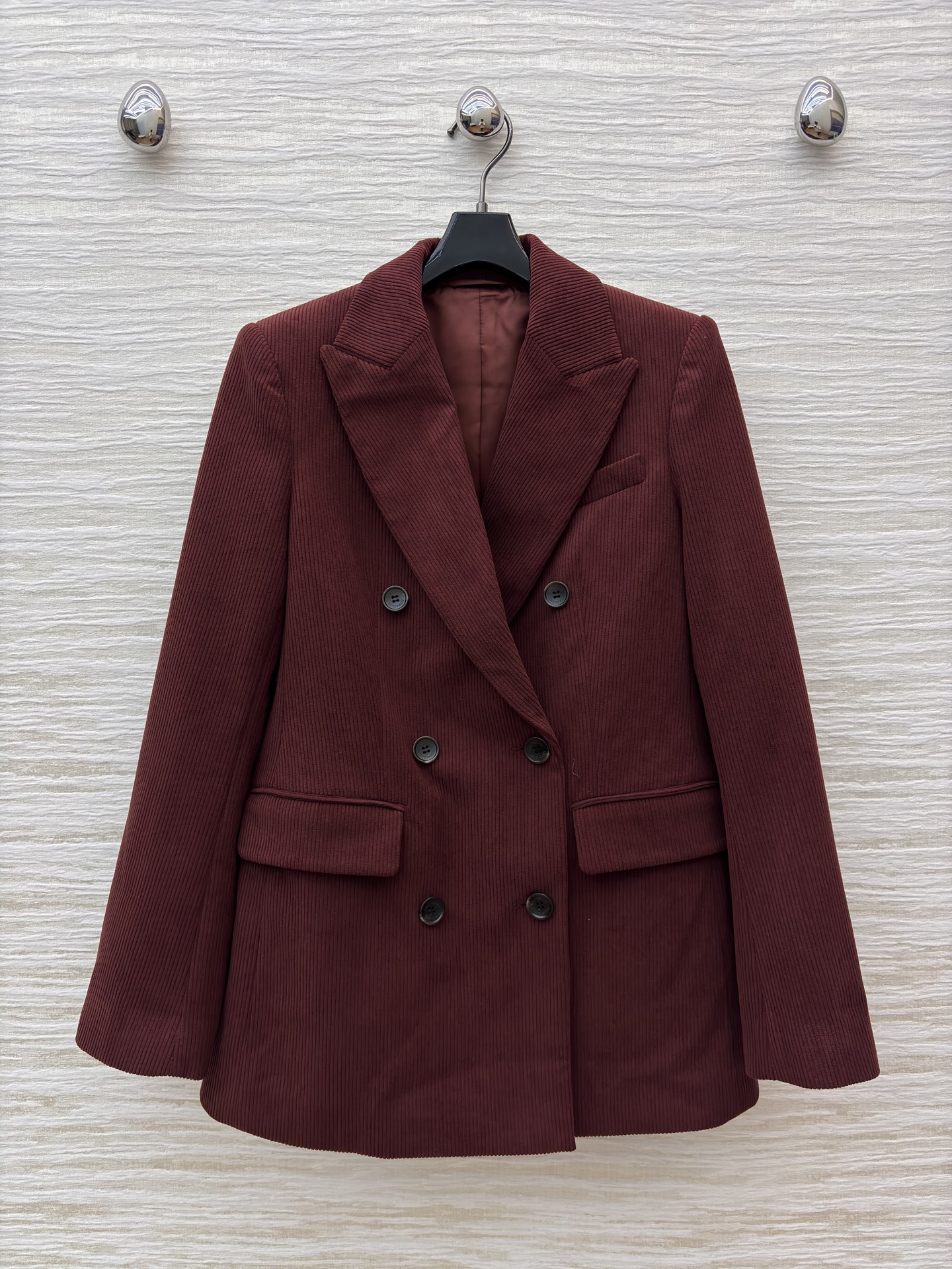 25秋冬 灯芯绒收腰西装外套 定制定染的灯芯绒面料 颜色很正 显白 上身一点也不俗气 搭配起来很时髦 版