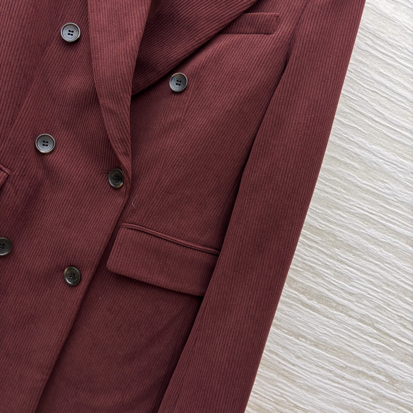 25秋冬 灯芯绒收腰西装外套 定制定染的灯芯绒面料 颜色很正 显白 上身一点也不俗气 搭配起来很时髦 版