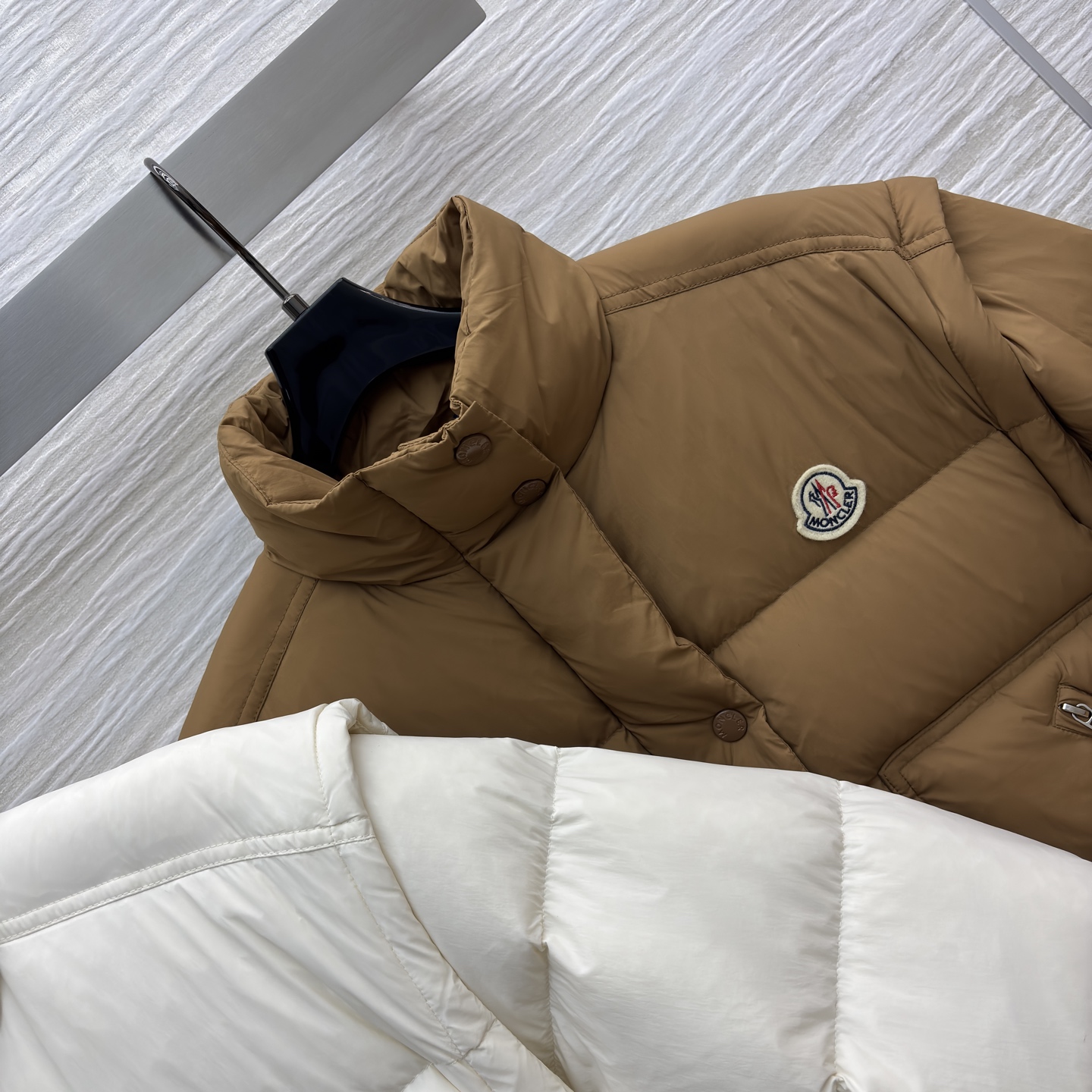 M家 25秋冬新款 可拆卸短款羽绒服 袖子做的可拆卸设计 进口机缝制线条工艺 国标90鹅绒填充分量充足 