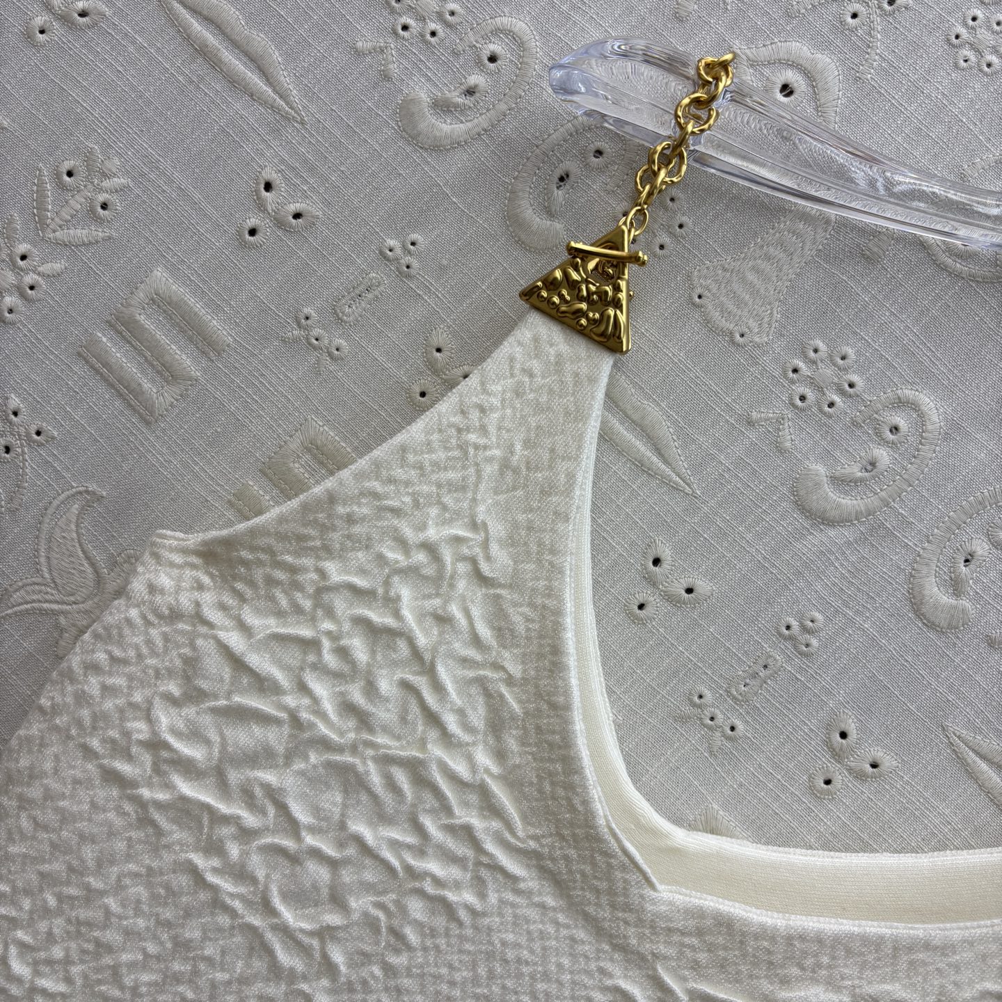 Sch 26新款 金属链条针织连衣裙 编织纹理设计 裙装邂逅金属链条的飒爽 金色配饰如点睛之笔 将优雅与