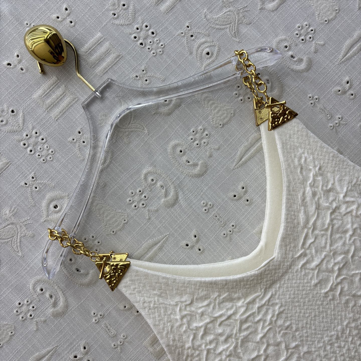 Sch 26新款 金属链条针织连衣裙 编织纹理设计 裙装邂逅金属链条的飒爽 金色配饰如点睛之笔 将优雅与