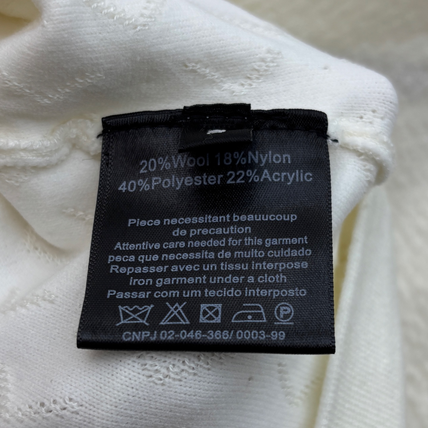 Sch 26新款 金属链条针织连衣裙 编织纹理设计 裙装邂逅金属链条的飒爽 金色配饰如点睛之笔 将优雅与