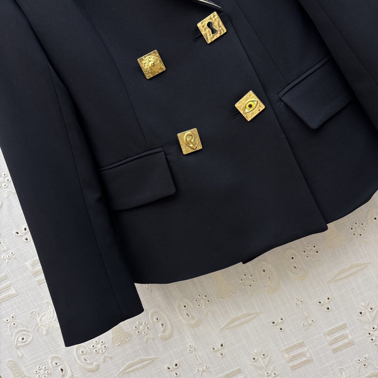 Sch 25秋冬新款 异形扣装饰收腰西装 撞色金线刺绣尺寸图点辍 金色装饰精致又独特 穿上瞬间气场全开 