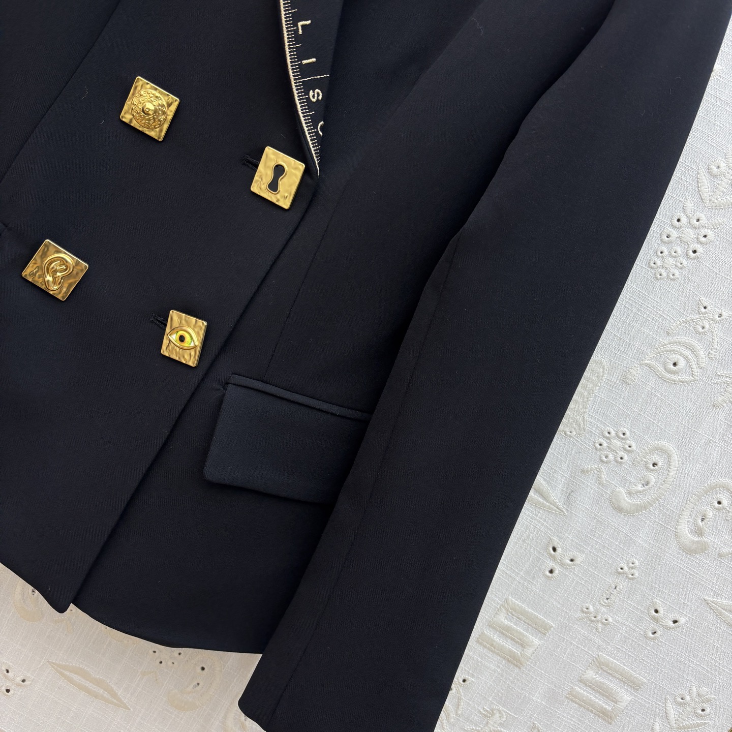 Sch 25秋冬新款 异形扣装饰收腰西装 撞色金线刺绣尺寸图点辍 金色装饰精致又独特 穿上瞬间气场全开 