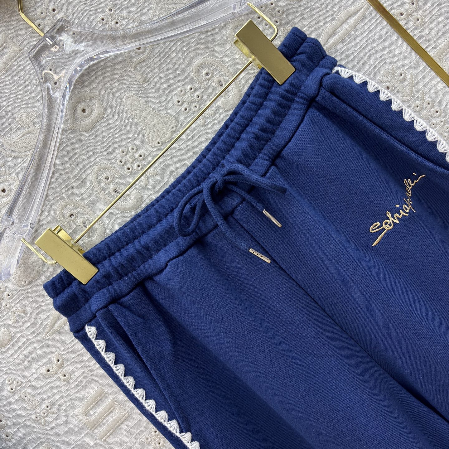 Sch 25新款 字母刺绣运动休闲套装 休闲又时尚的运动套装 连帽拉链夹克+高腰休闲裤 青春减龄感拉满 