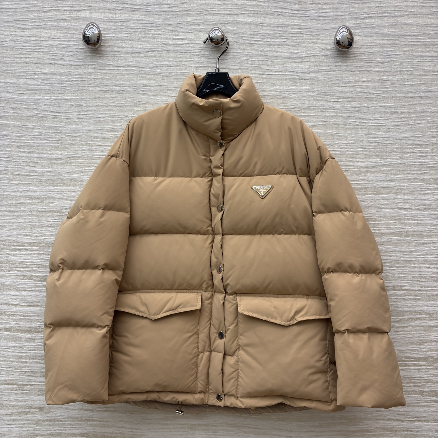 Pd 25秋冬 立领卡其色羽绒服 冬日里的时尚暖盾 经典立领设计利落有型 饱满绗缝充绒带来满满安全感 大
