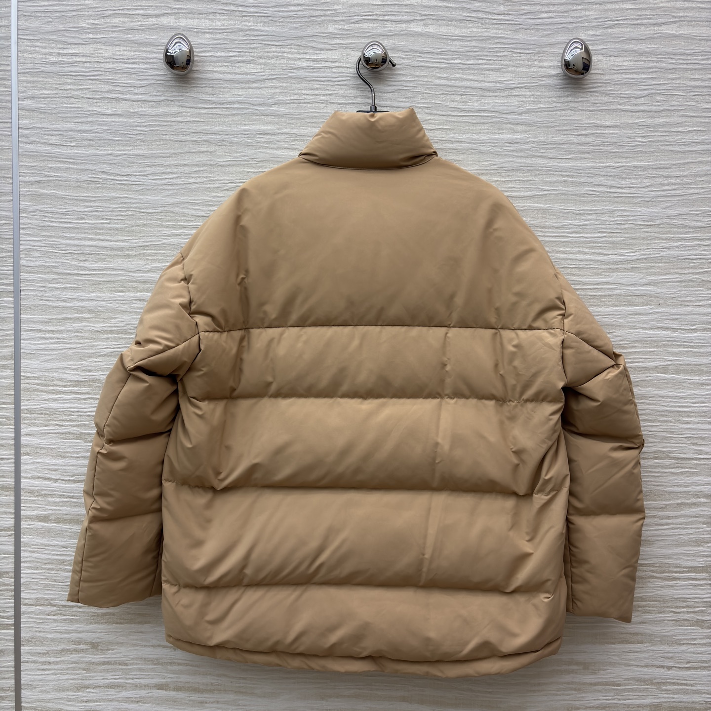 Pd 25秋冬 立领卡其色羽绒服 冬日里的时尚暖盾 经典立领设计利落有型 饱满绗缝充绒带来满满安全感 大