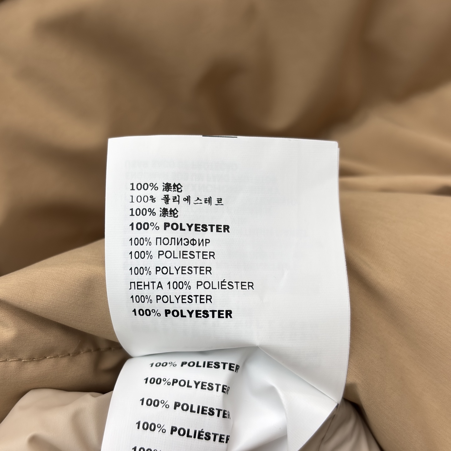 Pd 25秋冬 立领卡其色羽绒服 冬日里的时尚暖盾 经典立领设计利落有型 饱满绗缝充绒带来满满安全感 大