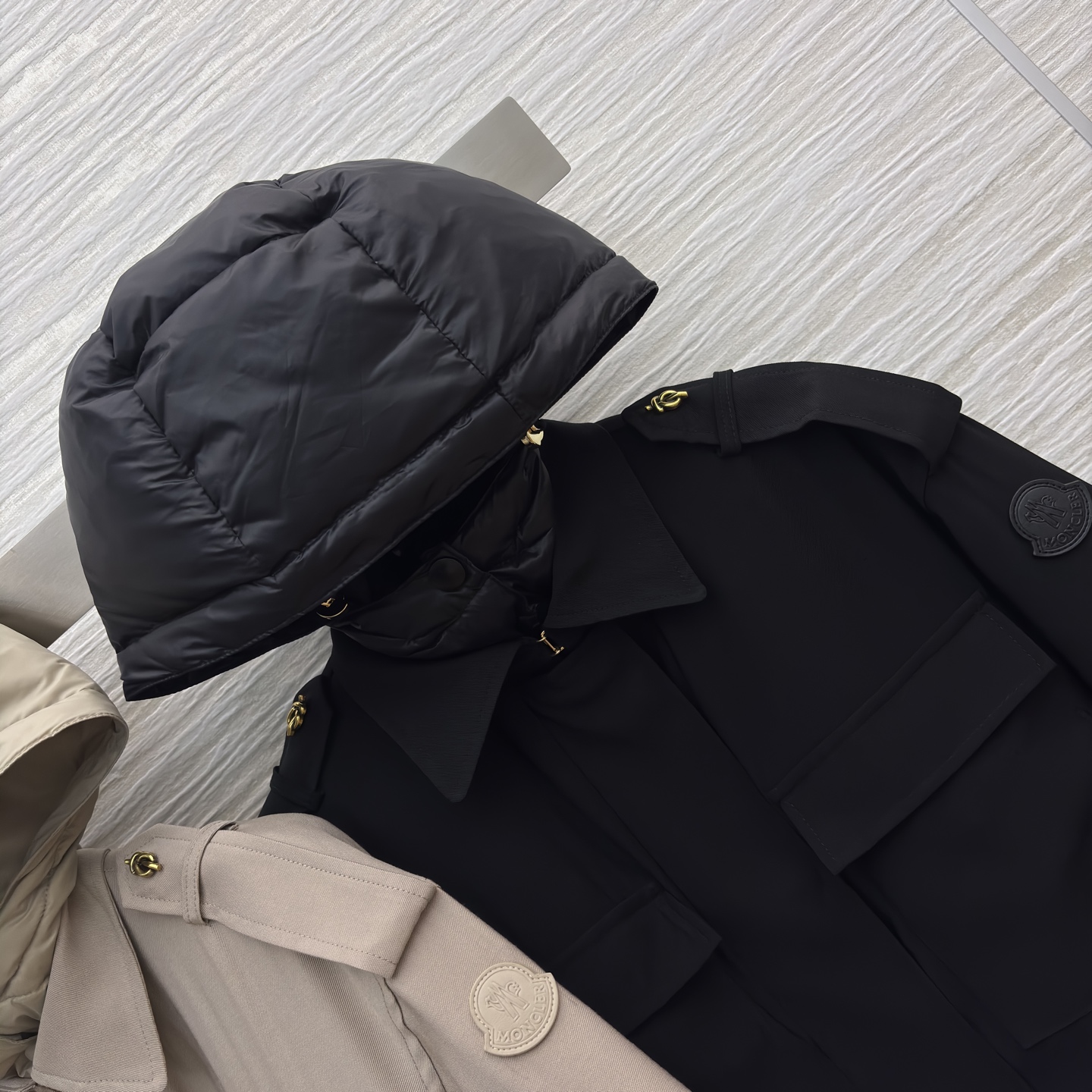 MON*新款 工装风假两件连帽羽绒服外套 在风格与温暖的双重维度里 这两款外套给出了绝佳答案 卡其色的柔