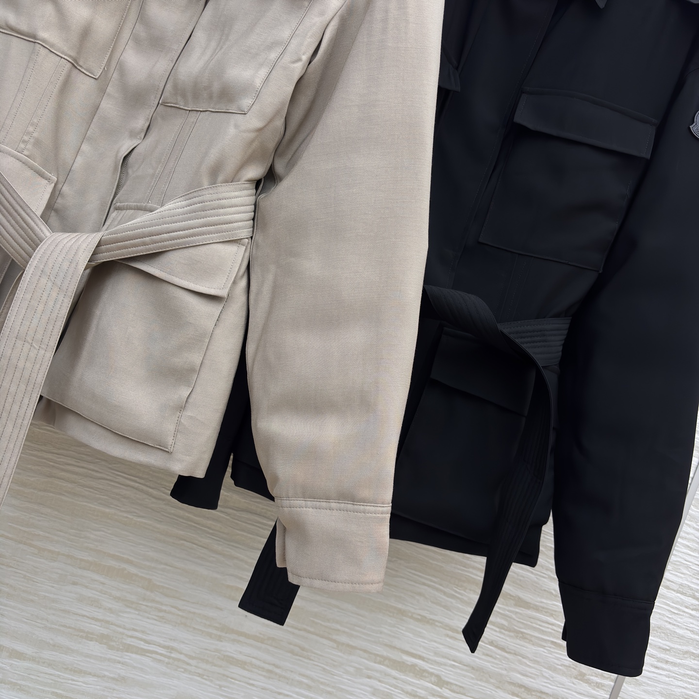 MON*新款 工装风假两件连帽羽绒服外套 在风格与温暖的双重维度里 这两款外套给出了绝佳答案 卡其色的柔
