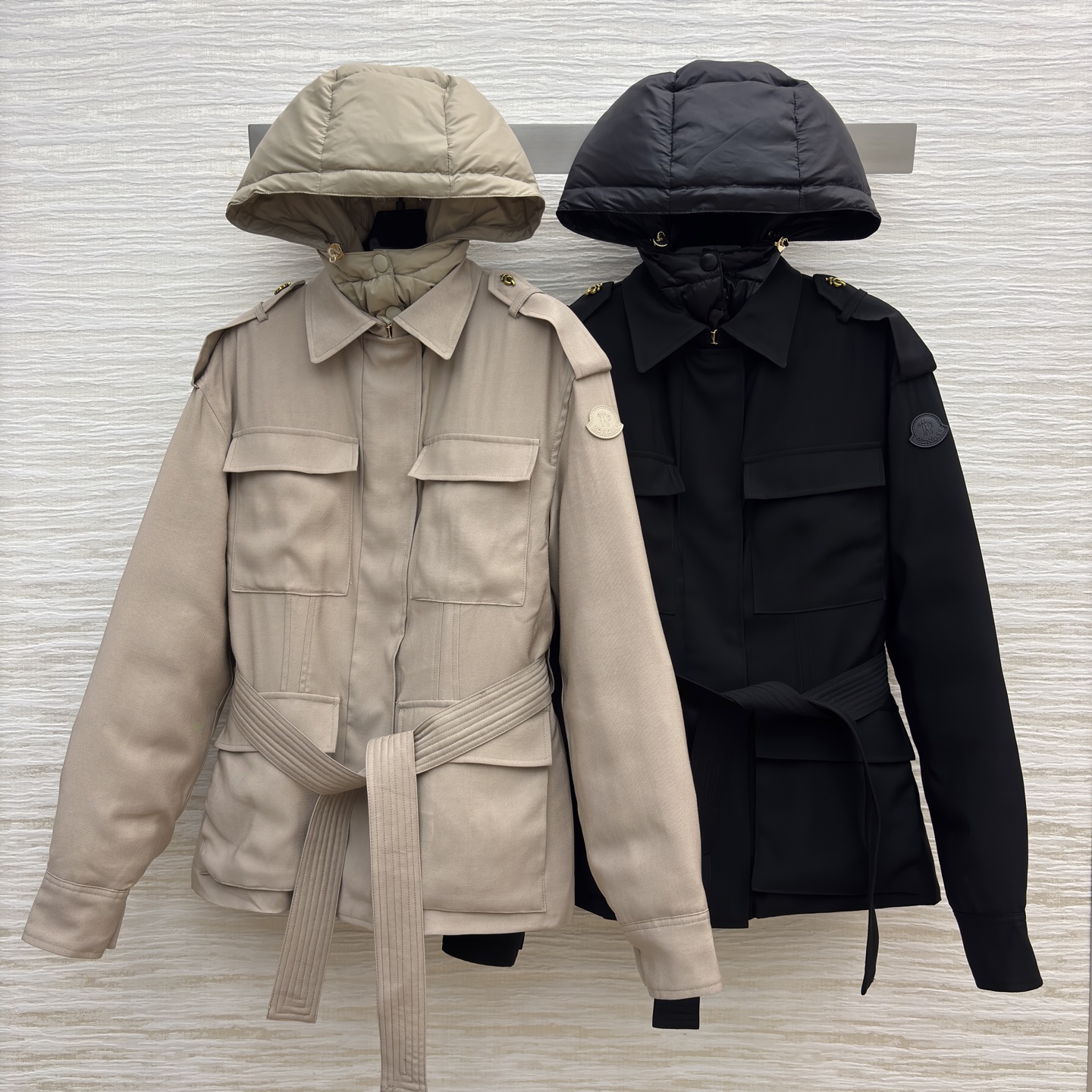 MON*新款 工装风假两件连帽羽绒服外套 在风格与温暖的双重维度里 这两款外套给出了绝佳答案 卡其色的柔