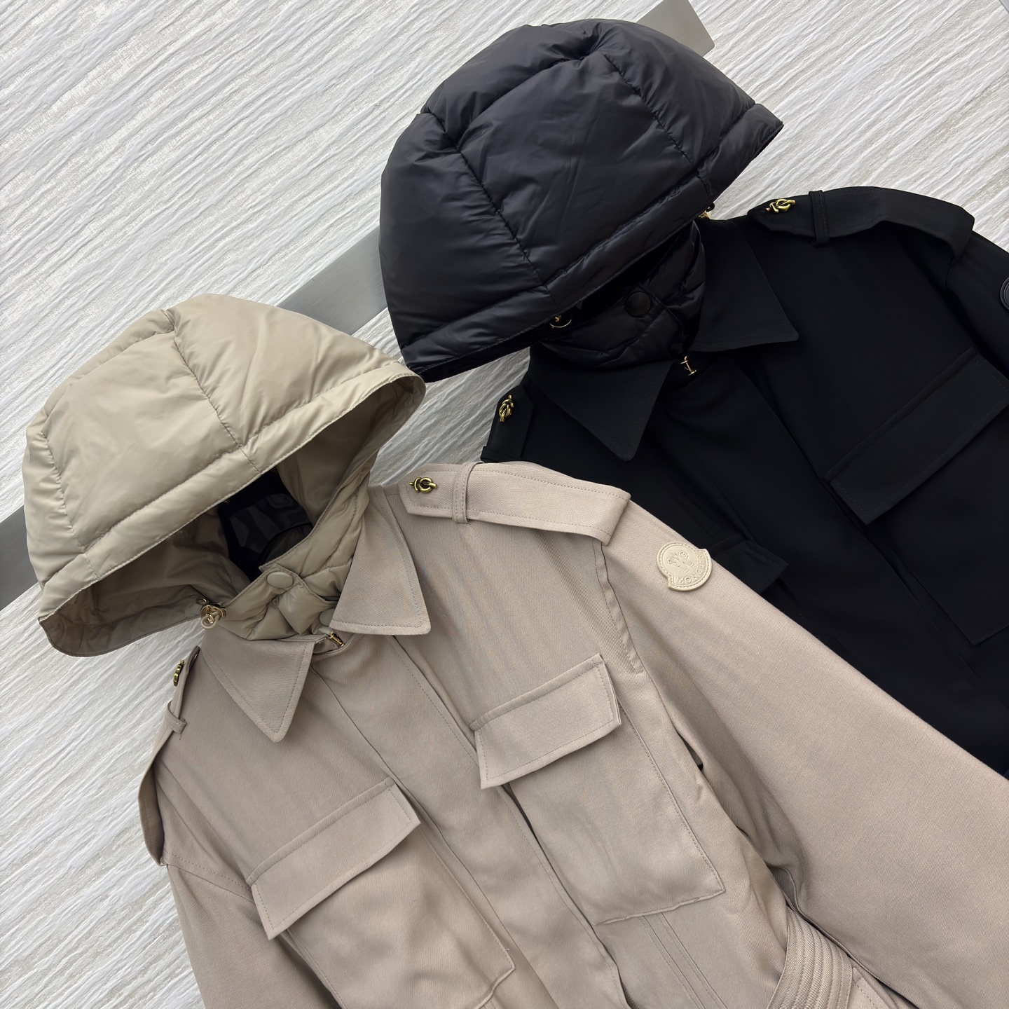MON*新款 工装风假两件连帽羽绒服外套 在风格与温暖的双重维度里 这两款外套给出了绝佳答案 卡其色的柔