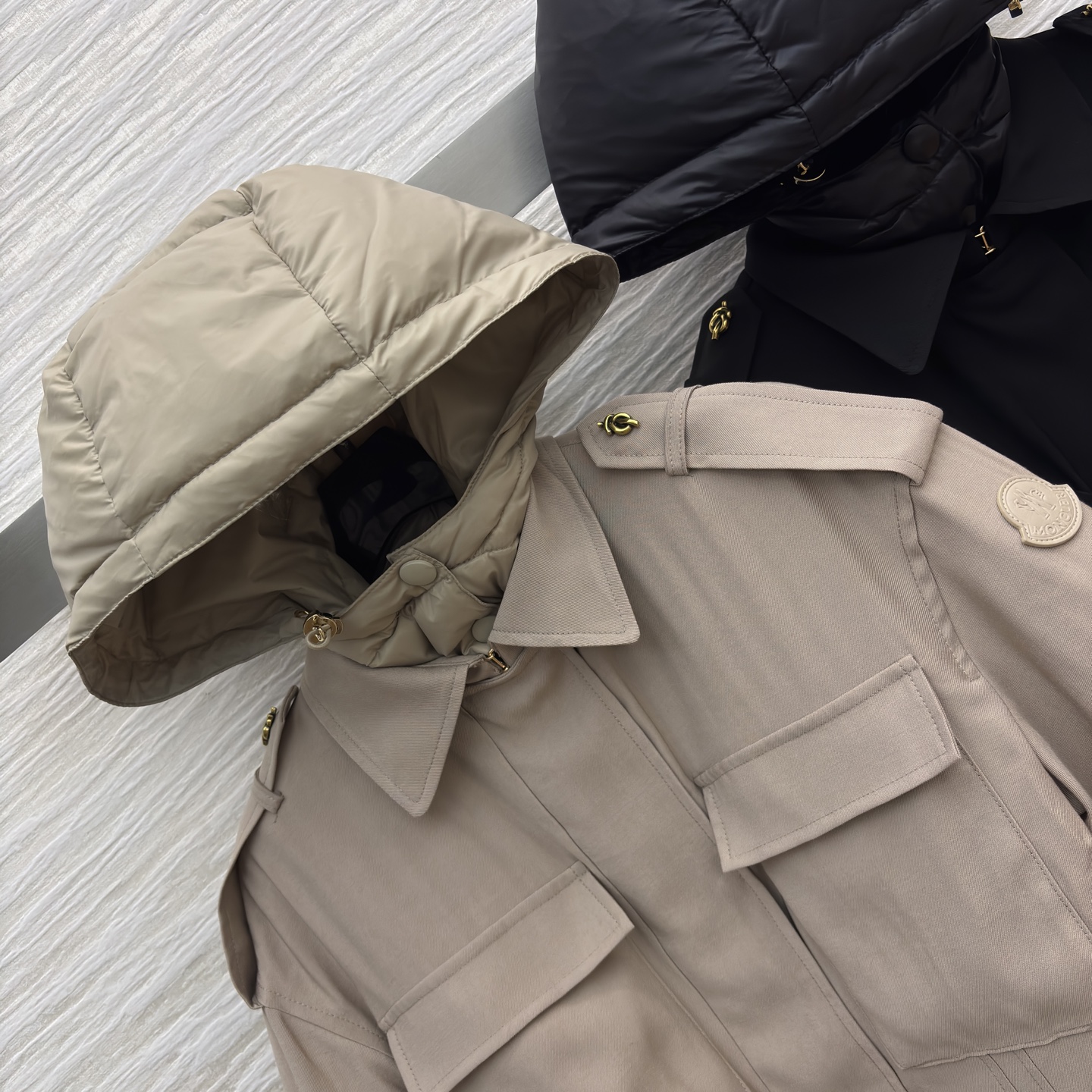MON*新款 工装风假两件连帽羽绒服外套 在风格与温暖的双重维度里 这两款外套给出了绝佳答案 卡其色的柔