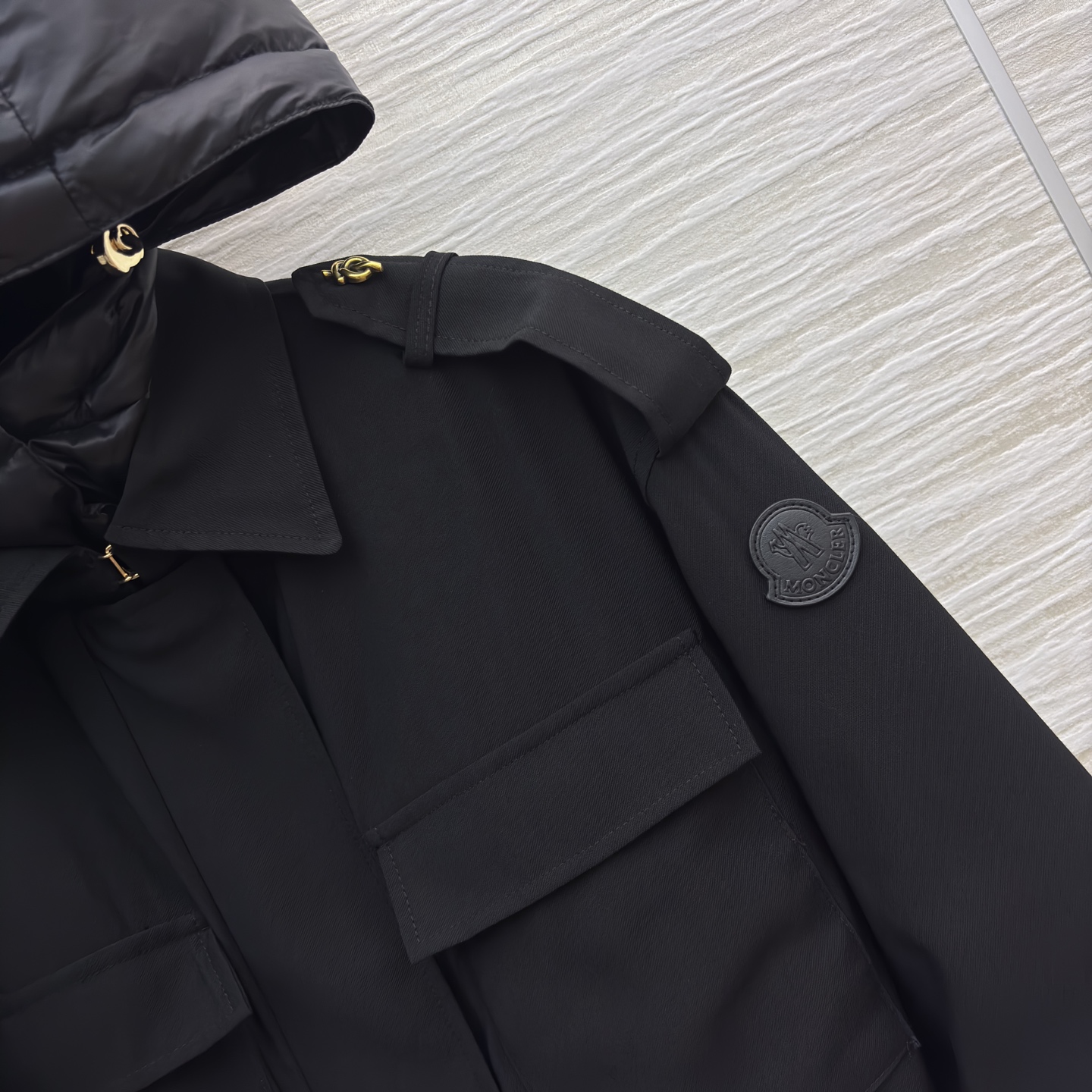 MON*新款 工装风假两件连帽羽绒服外套 在风格与温暖的双重维度里 这两款外套给出了绝佳答案 卡其色的柔