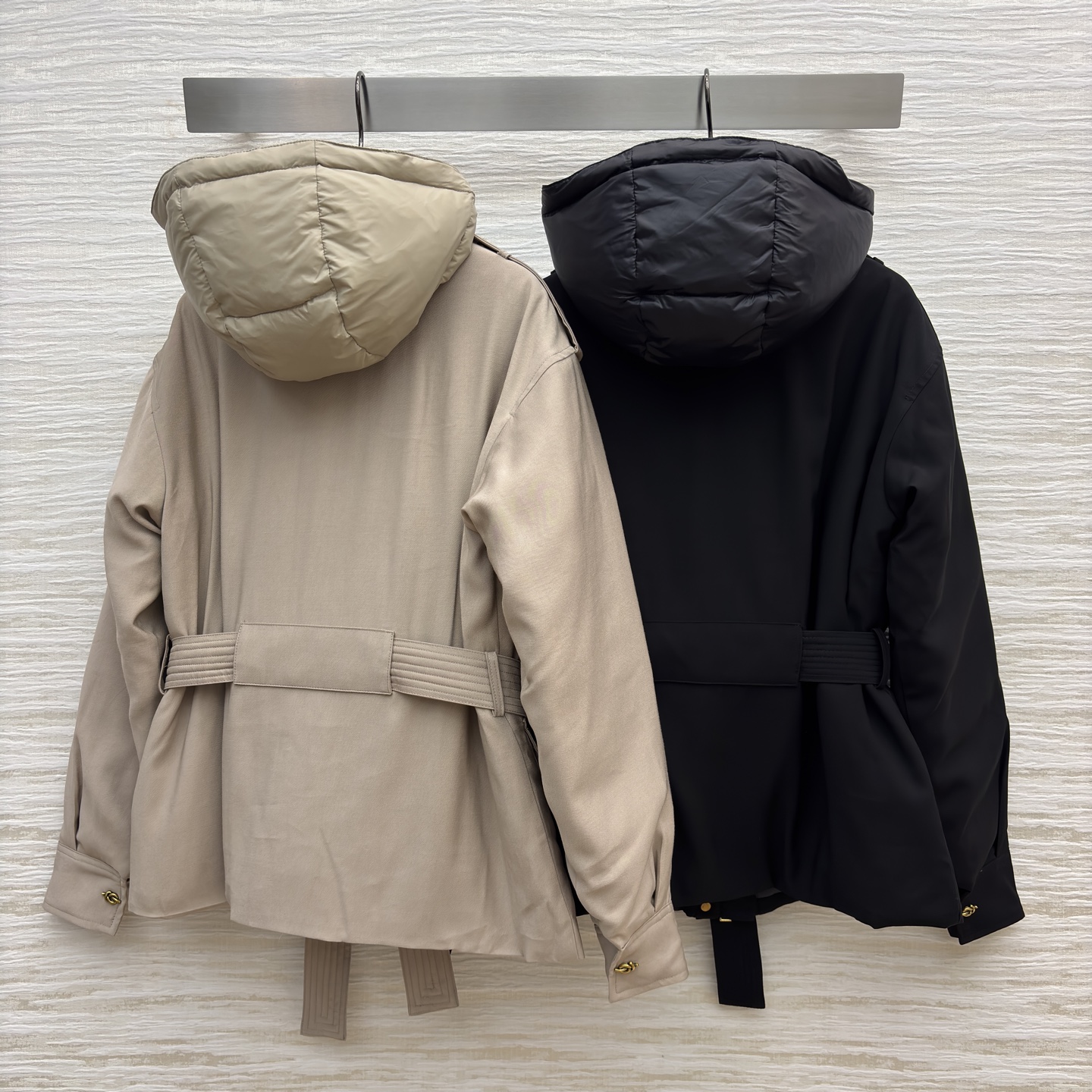 MON*新款 工装风假两件连帽羽绒服外套 在风格与温暖的双重维度里 这两款外套给出了绝佳答案 卡其色的柔