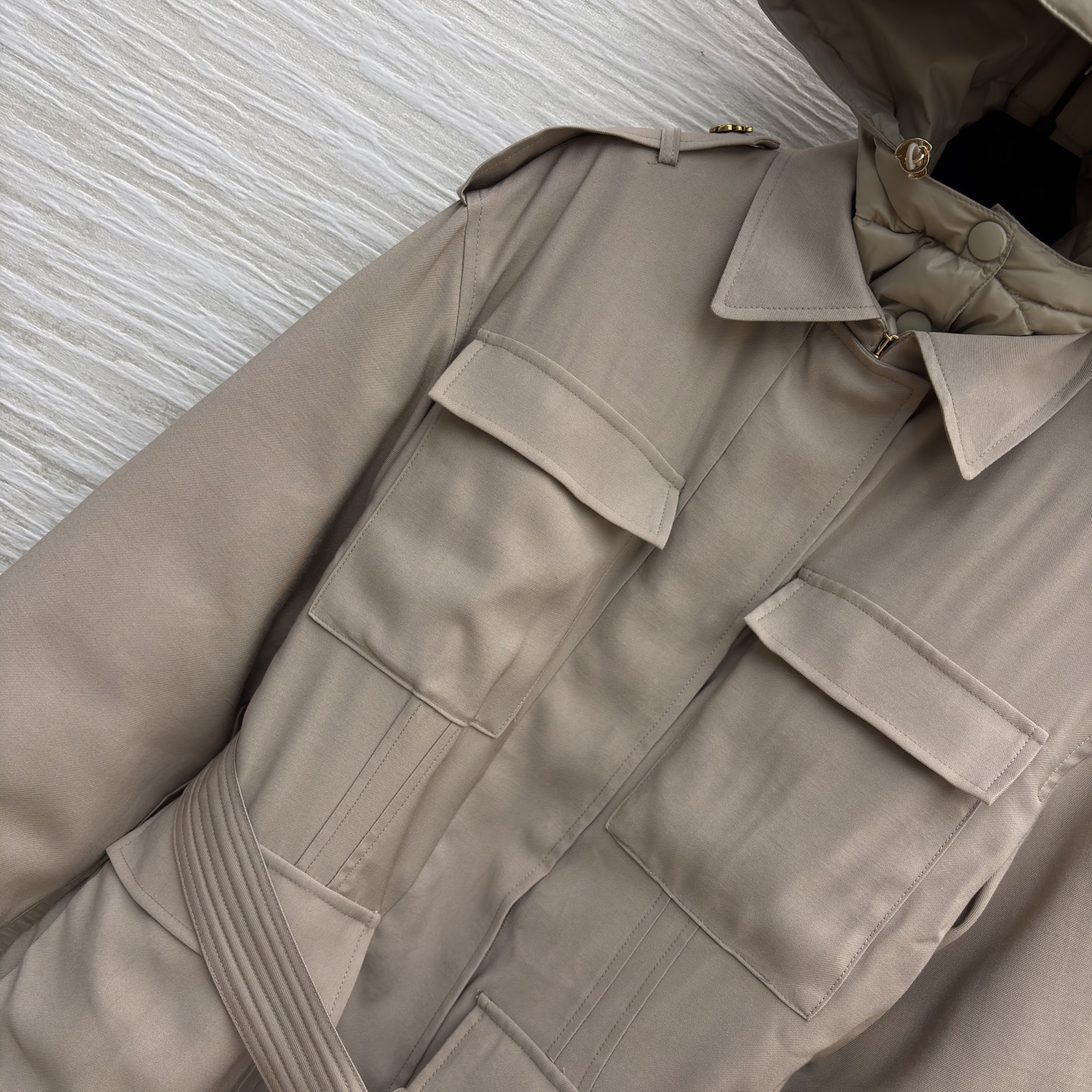 MON*新款 工装风假两件连帽羽绒服外套 在风格与温暖的双重维度里 这两款外套给出了绝佳答案 卡其色的柔