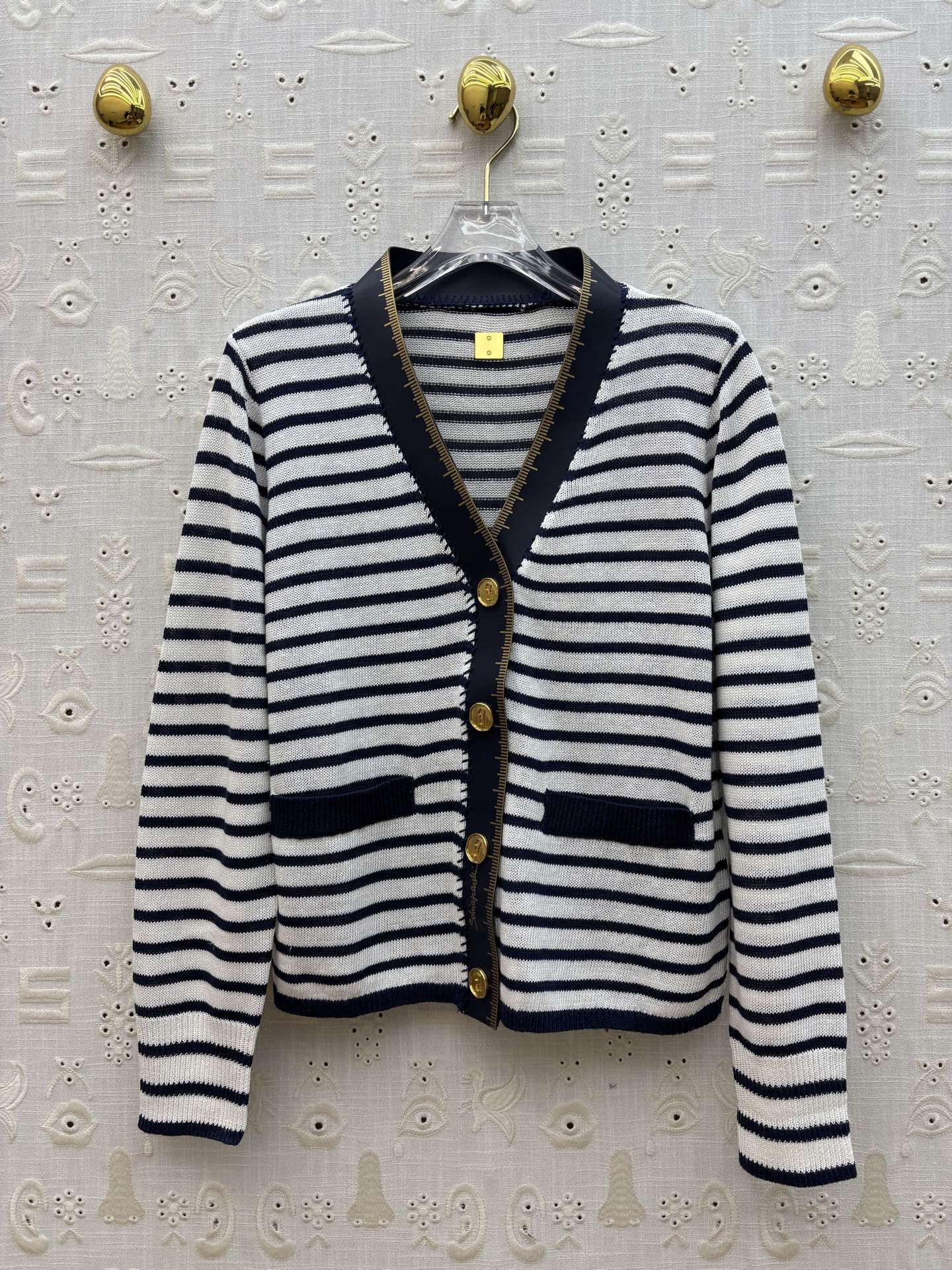 Sch 25秋冬 Pu皮革拼接V领条纹开衫 经典条纹碰撞精致异形扣 将法式优雅与复古腔调揉成一团 V领勾