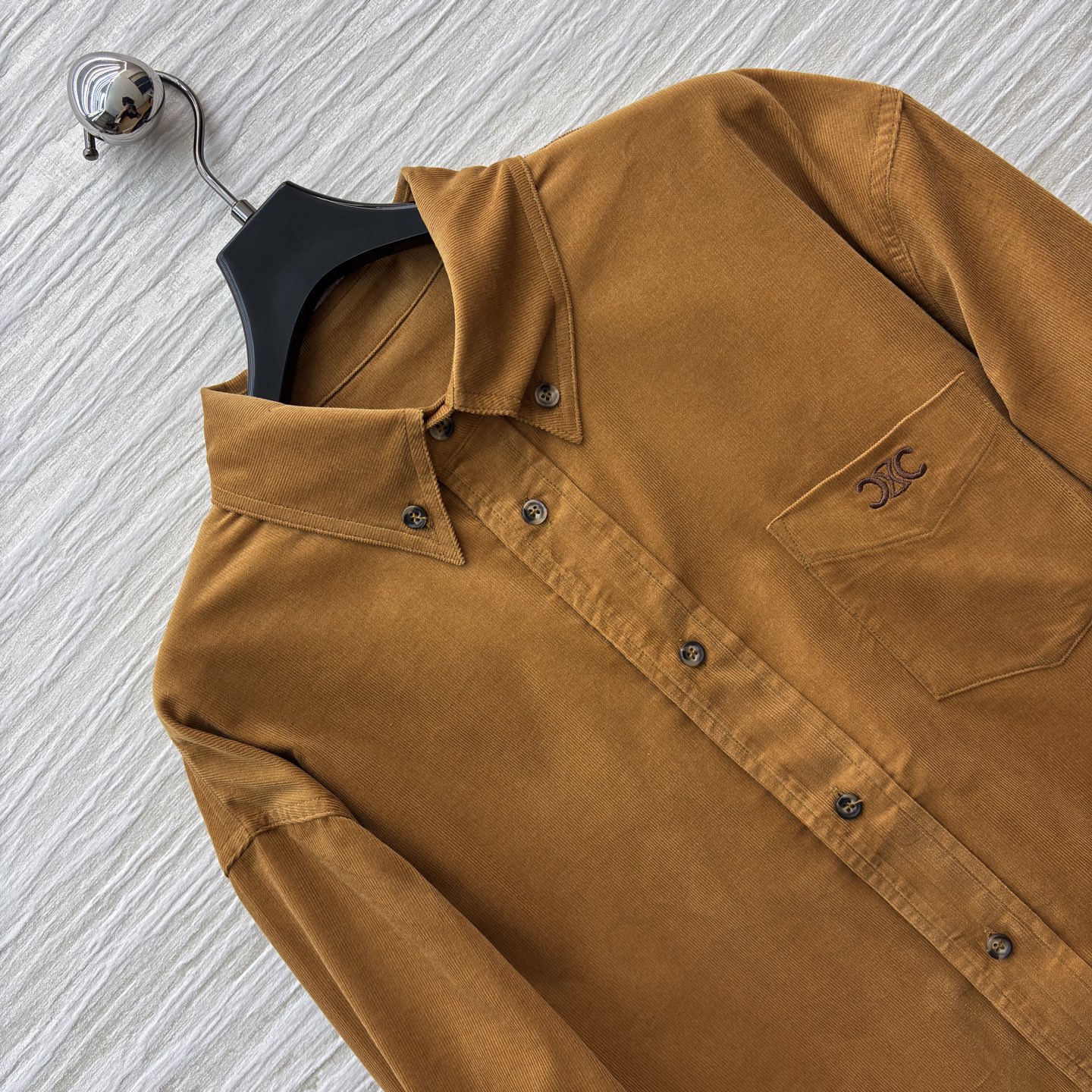 Ce 25秋冬 灯芯绒衬衣 复古与时尚的碰撞 卡其色灯芯绒衬衫随性又有质感 每一处细节都在诉说着个性不羁