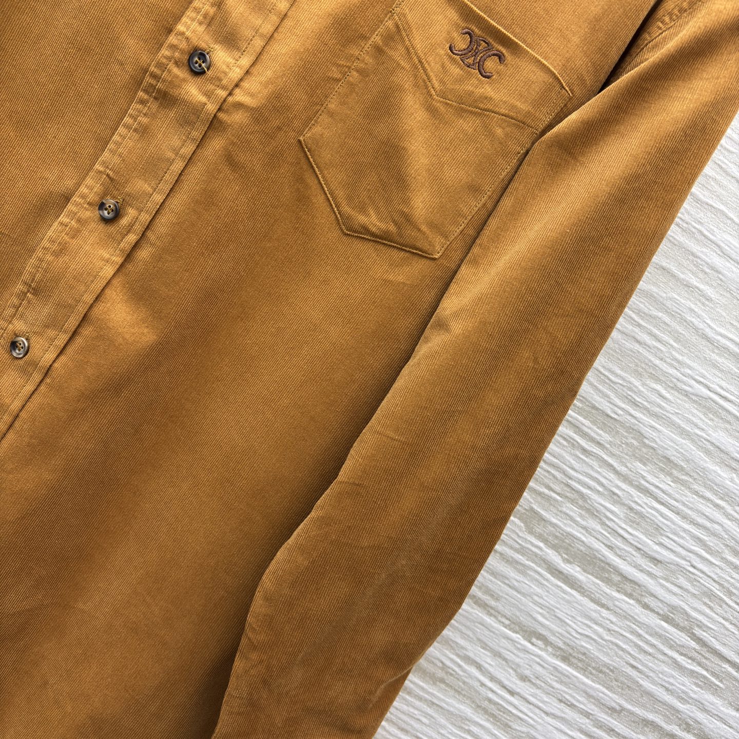 Ce 25秋冬 灯芯绒衬衣 复古与时尚的碰撞 卡其色灯芯绒衬衫随性又有质感 每一处细节都在诉说着个性不羁