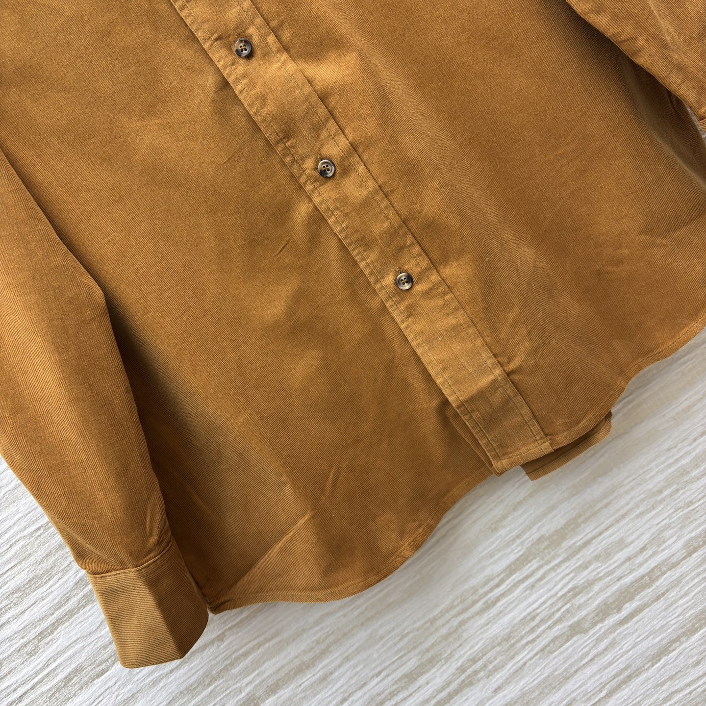 Ce 25秋冬 灯芯绒衬衣 复古与时尚的碰撞 卡其色灯芯绒衬衫随性又有质感 每一处细节都在诉说着个性不羁