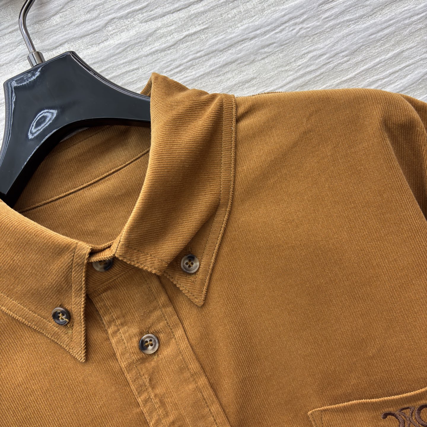 Ce 25秋冬 灯芯绒衬衣 复古与时尚的碰撞 卡其色灯芯绒衬衫随性又有质感 每一处细节都在诉说着个性不羁