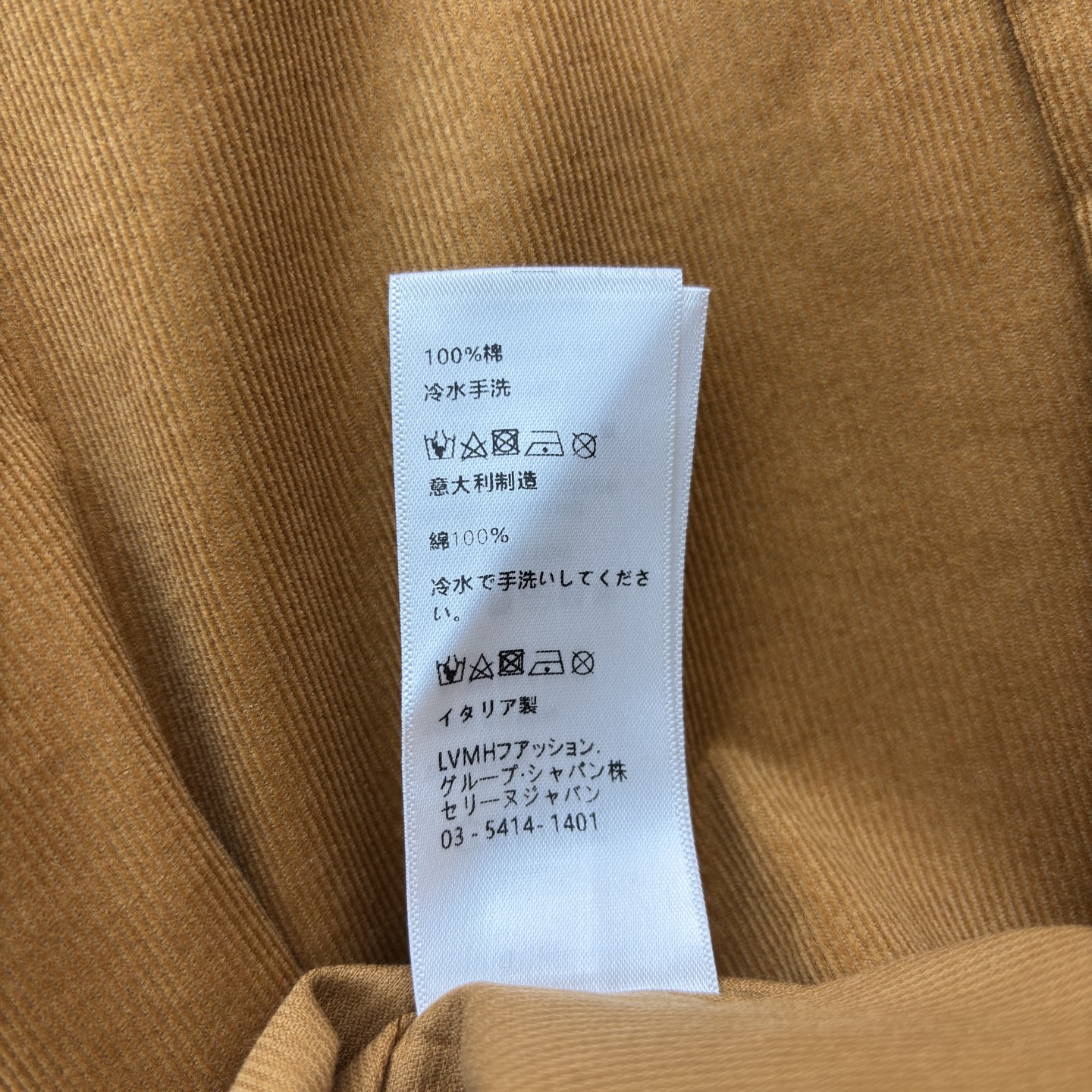 Ce 25秋冬 灯芯绒衬衣 复古与时尚的碰撞 卡其色灯芯绒衬衫随性又有质感 每一处细节都在诉说着个性不羁