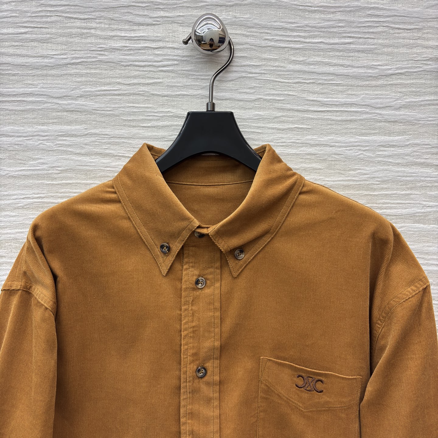 Ce 25秋冬 灯芯绒衬衣 复古与时尚的碰撞 卡其色灯芯绒衬衫随性又有质感 每一处细节都在诉说着个性不羁