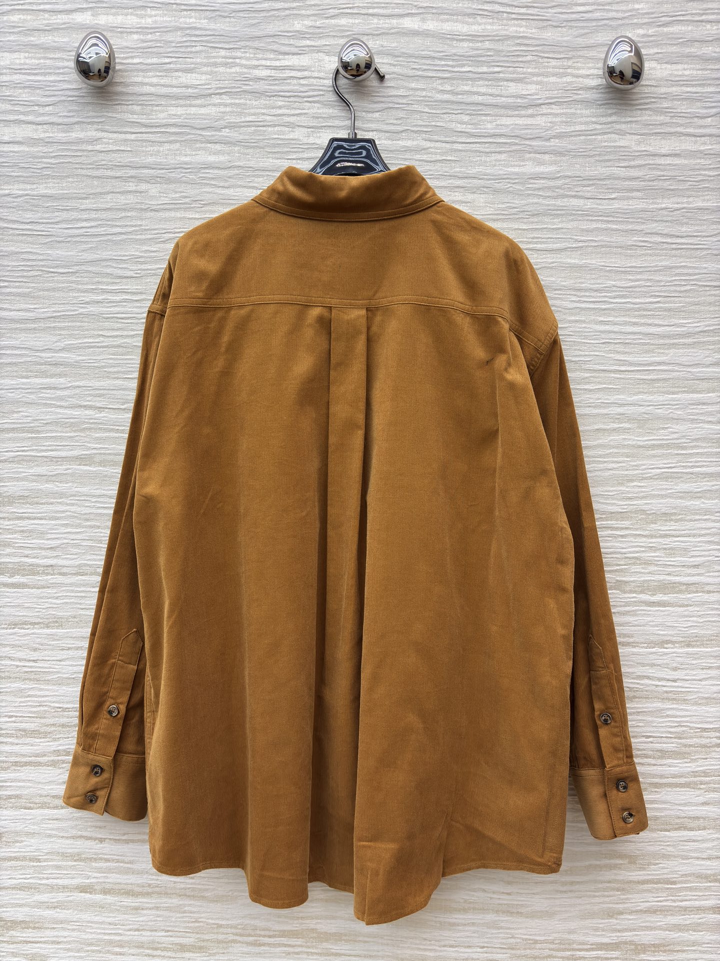 Ce 25秋冬 灯芯绒衬衣 复古与时尚的碰撞 卡其色灯芯绒衬衫随性又有质感 每一处细节都在诉说着个性不羁