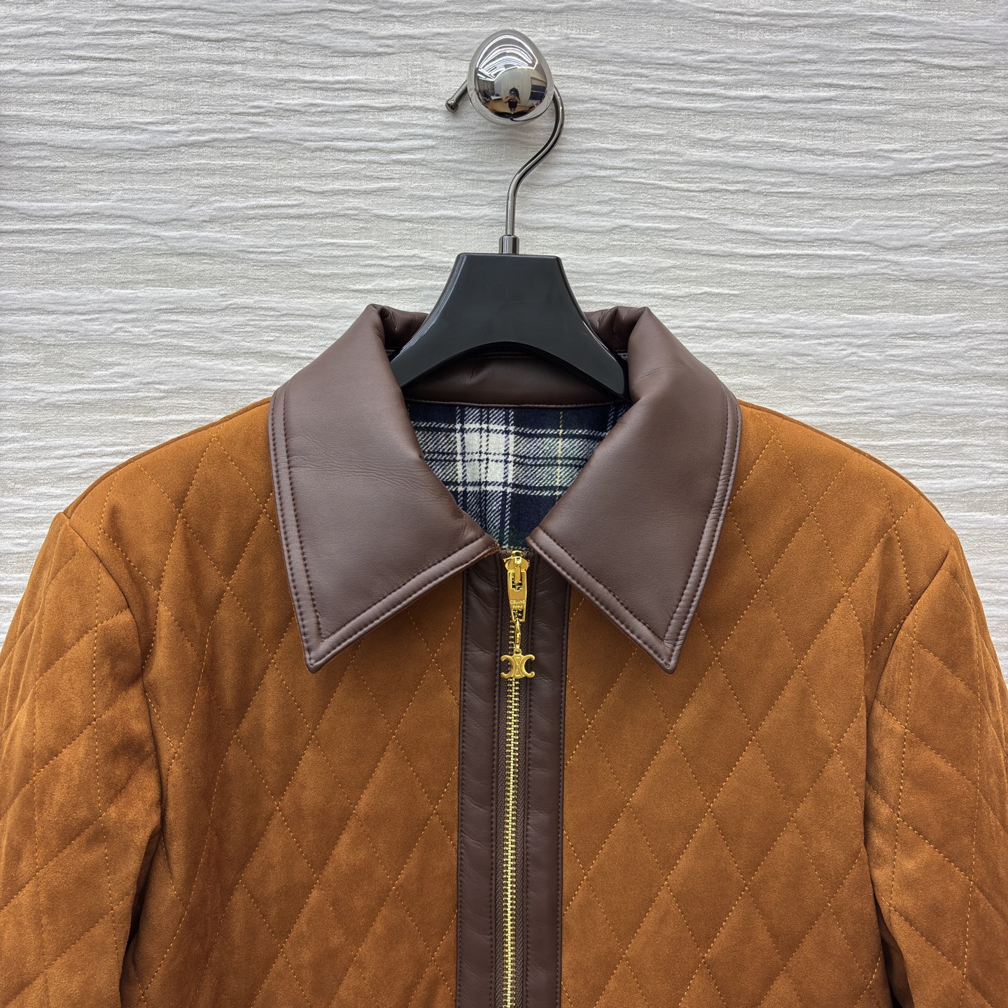 Ce 25秋冬 Pu皮革拼接菱格绗缝夹克外套 这件棕调绗缝外套太戳复古心了 Pu皮质翻领与金属拉链增添精