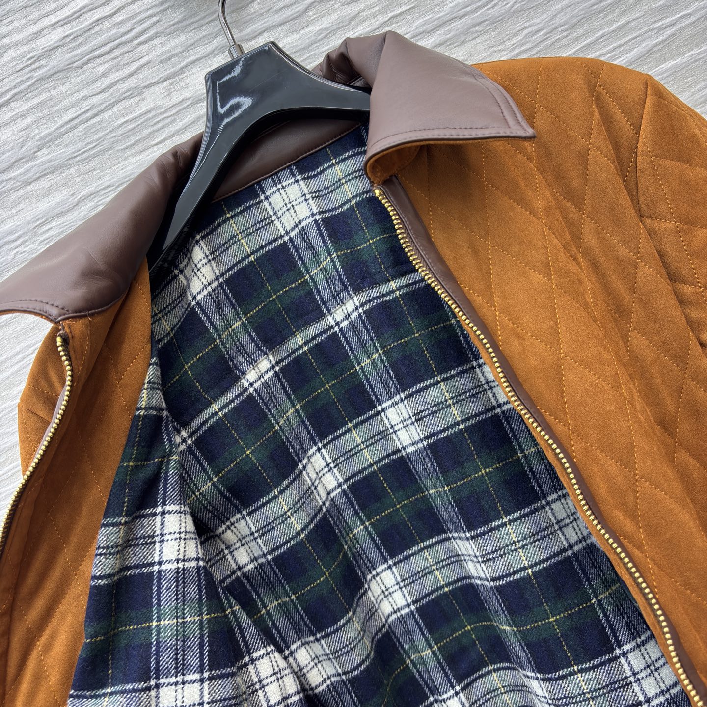 Ce 25秋冬 Pu皮革拼接菱格绗缝夹克外套 这件棕调绗缝外套太戳复古心了 Pu皮质翻领与金属拉链增添精