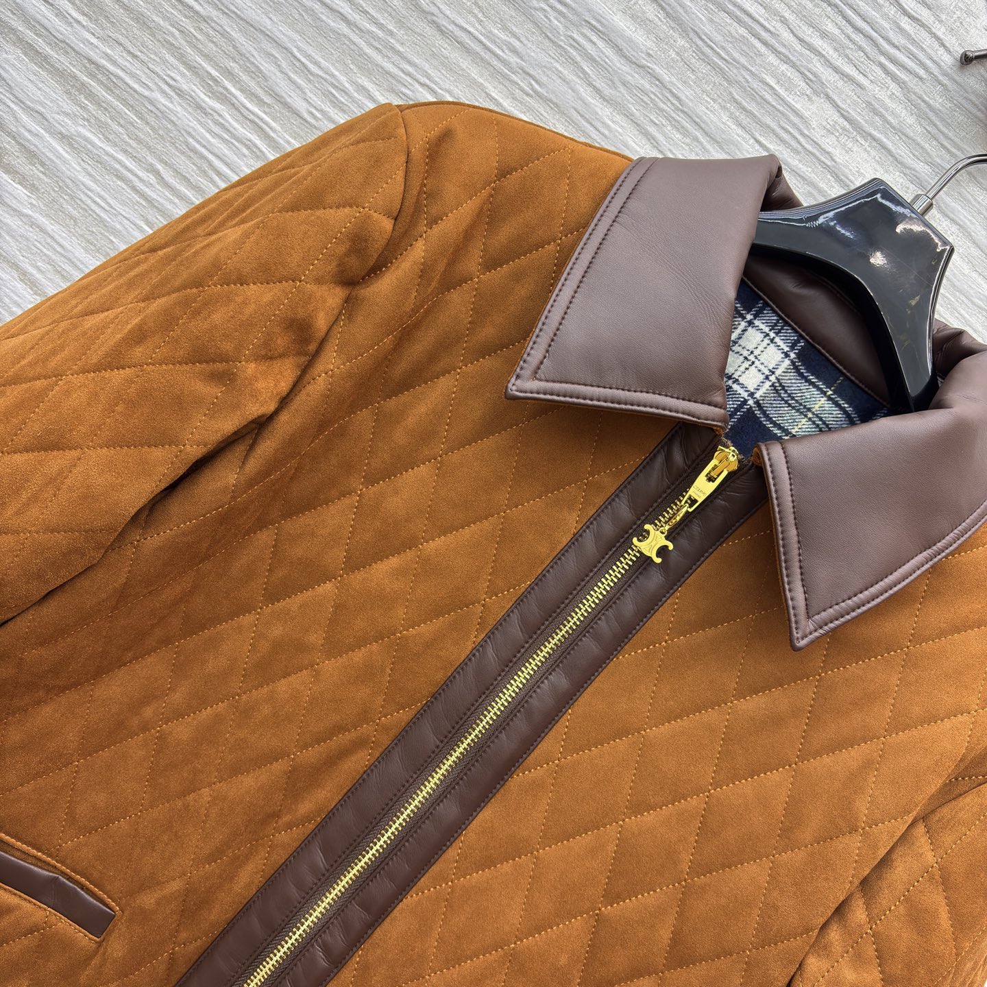 Ce 25秋冬 Pu皮革拼接菱格绗缝夹克外套 这件棕调绗缝外套太戳复古心了 Pu皮质翻领与金属拉链增添精